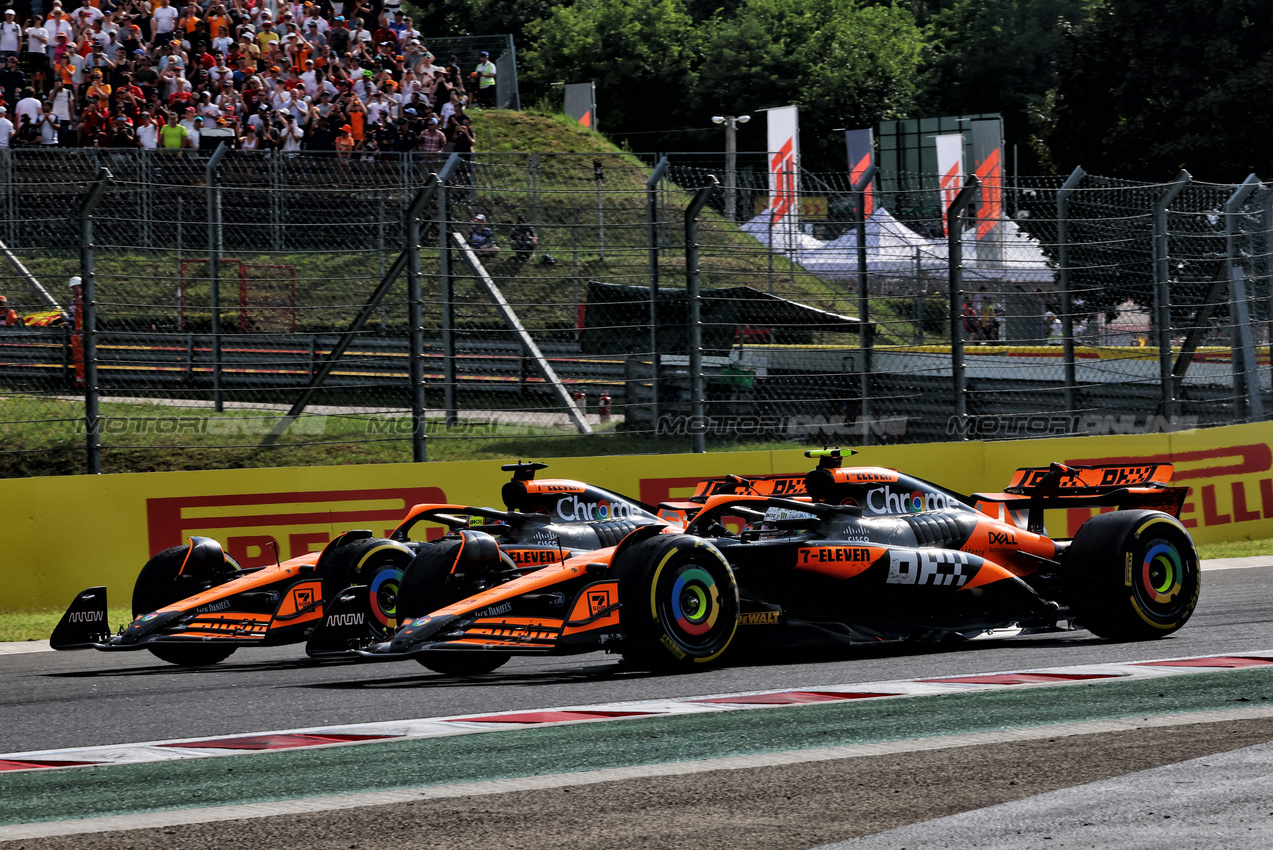 GP UNGHERIA, Gara winner Oscar Piastri (AUS) McLaren MCL38 e Lando Norris (GBR) McLaren MCL38 at the end of the race.

21.07.2024. Formula 1 World Championship, Rd 13, Hungarian Grand Prix, Budapest, Hungary, Gara Day.

- www.xpbimages.com, EMail: requests@xpbimages.com © Copyright: Charniaux / XPB Images