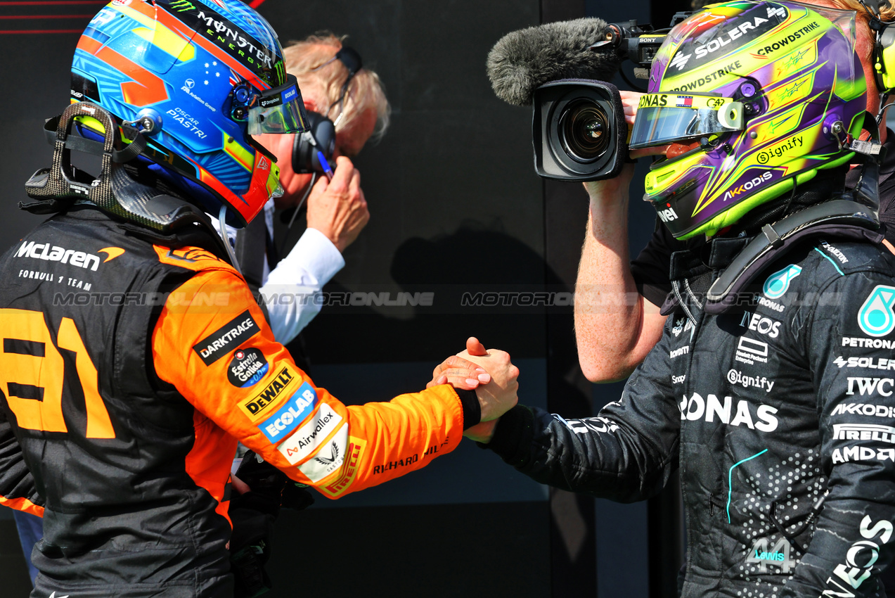 GP UNGHERIA, (L to R): Gara winner Oscar Piastri (AUS) McLaren celebrates with third placed Lewis Hamilton (GBR) Mercedes AMG F1 in parc ferme.

21.07.2024. Formula 1 World Championship, Rd 13, Hungarian Grand Prix, Budapest, Hungary, Gara Day.

- www.xpbimages.com, EMail: requests@xpbimages.com © Copyright: Batchelor / XPB Images