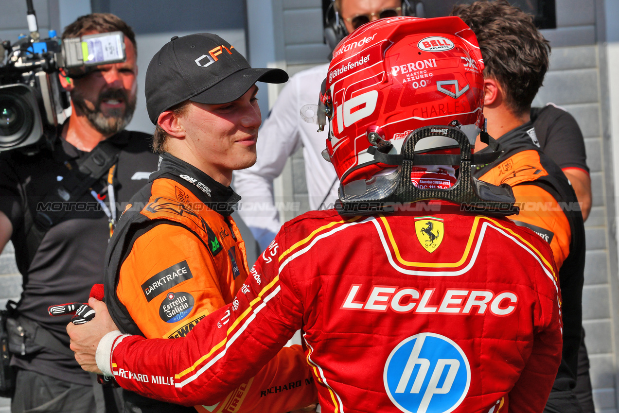 GP UNGHERIA, (L to R): Gara winner Oscar Piastri (AUS) McLaren celebrates in parc ferme with Charles Leclerc (MON) Ferrari.

21.07.2024. Formula 1 World Championship, Rd 13, Hungarian Grand Prix, Budapest, Hungary, Gara Day.

- www.xpbimages.com, EMail: requests@xpbimages.com © Copyright: Batchelor / XPB Images