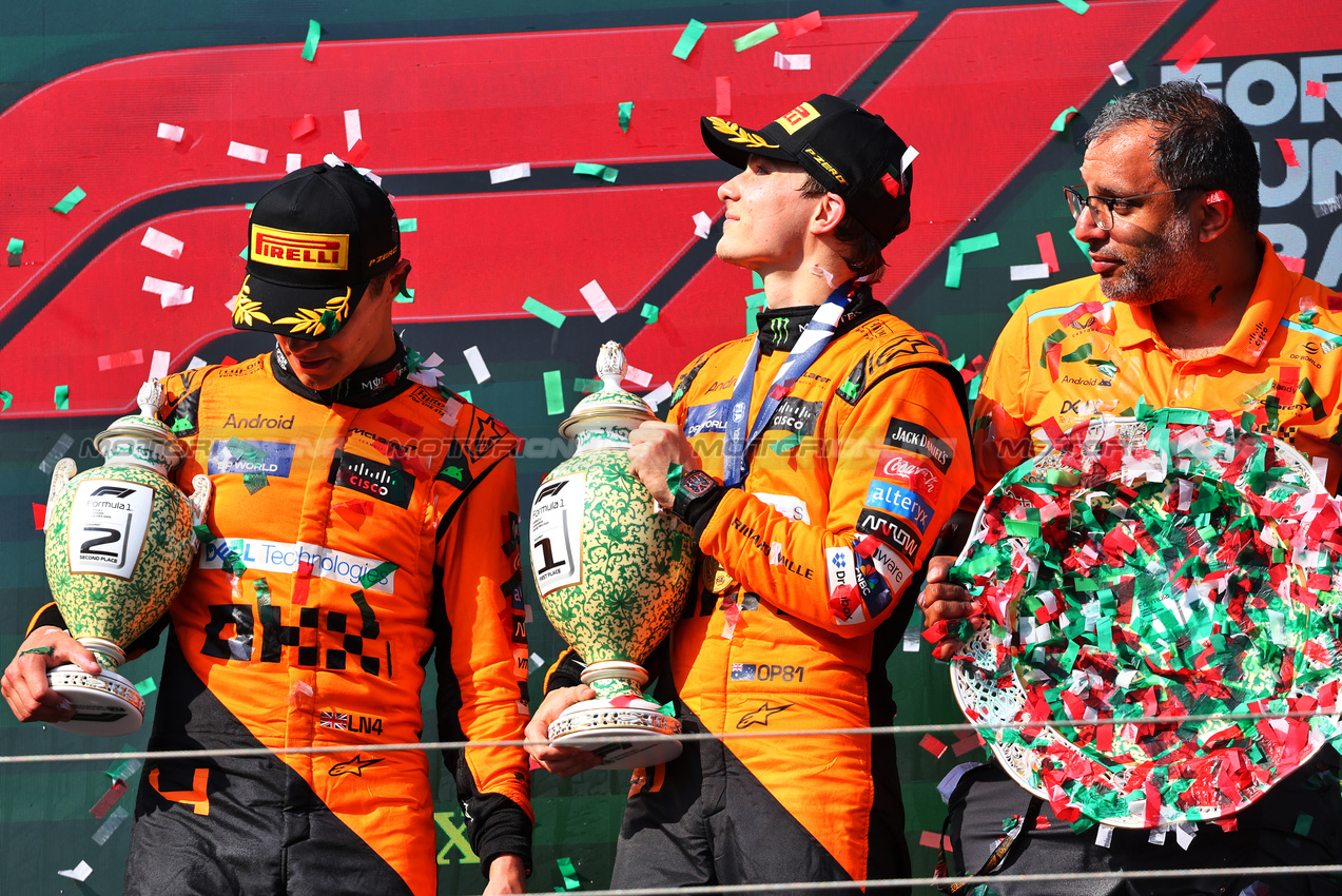 GP UNGHERIA, The podium (L to R): Lando Norris (GBR) McLaren, second; Oscar Piastri (AUS) McLaren, vincitore; Randy Singh (GBR) McLaren Strategy e Sporting Director.

21.07.2024. Formula 1 World Championship, Rd 13, Hungarian Grand Prix, Budapest, Hungary, Gara Day.

- www.xpbimages.com, EMail: requests@xpbimages.com © Copyright: Batchelor / XPB Images