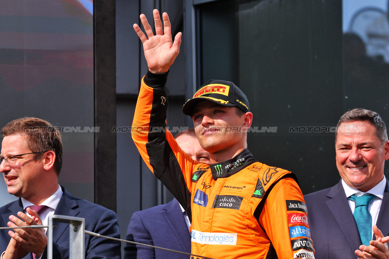 GP UNGHERIA, Lando Norris (GBR) McLaren celebrates his second position on the podium.

21.07.2024. Formula 1 World Championship, Rd 13, Hungarian Grand Prix, Budapest, Hungary, Gara Day.

- www.xpbimages.com, EMail: requests@xpbimages.com © Copyright: Batchelor / XPB Images