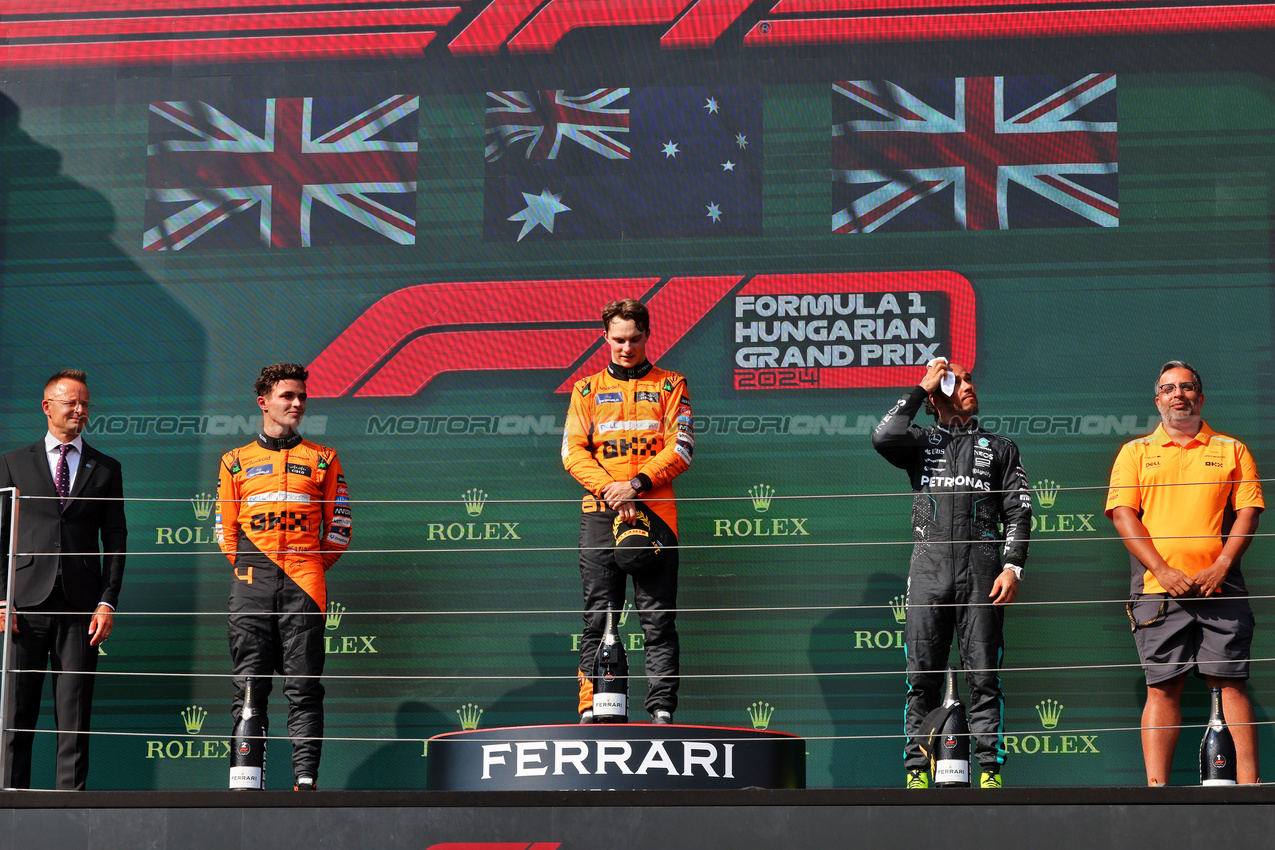 GP UNGHERIA, The podium (L to R): Lando Norris (GBR) McLaren, second; Oscar Piastri (AUS) McLaren, vincitore; Lewis Hamilton (GBR) Mercedes AMG F1, third; Randy Singh (GBR) McLaren Strategy e Sporting Director.

21.07.2024. Formula 1 World Championship, Rd 13, Hungarian Grand Prix, Budapest, Hungary, Gara Day.

- www.xpbimages.com, EMail: requests@xpbimages.com © Copyright: Batchelor / XPB Images