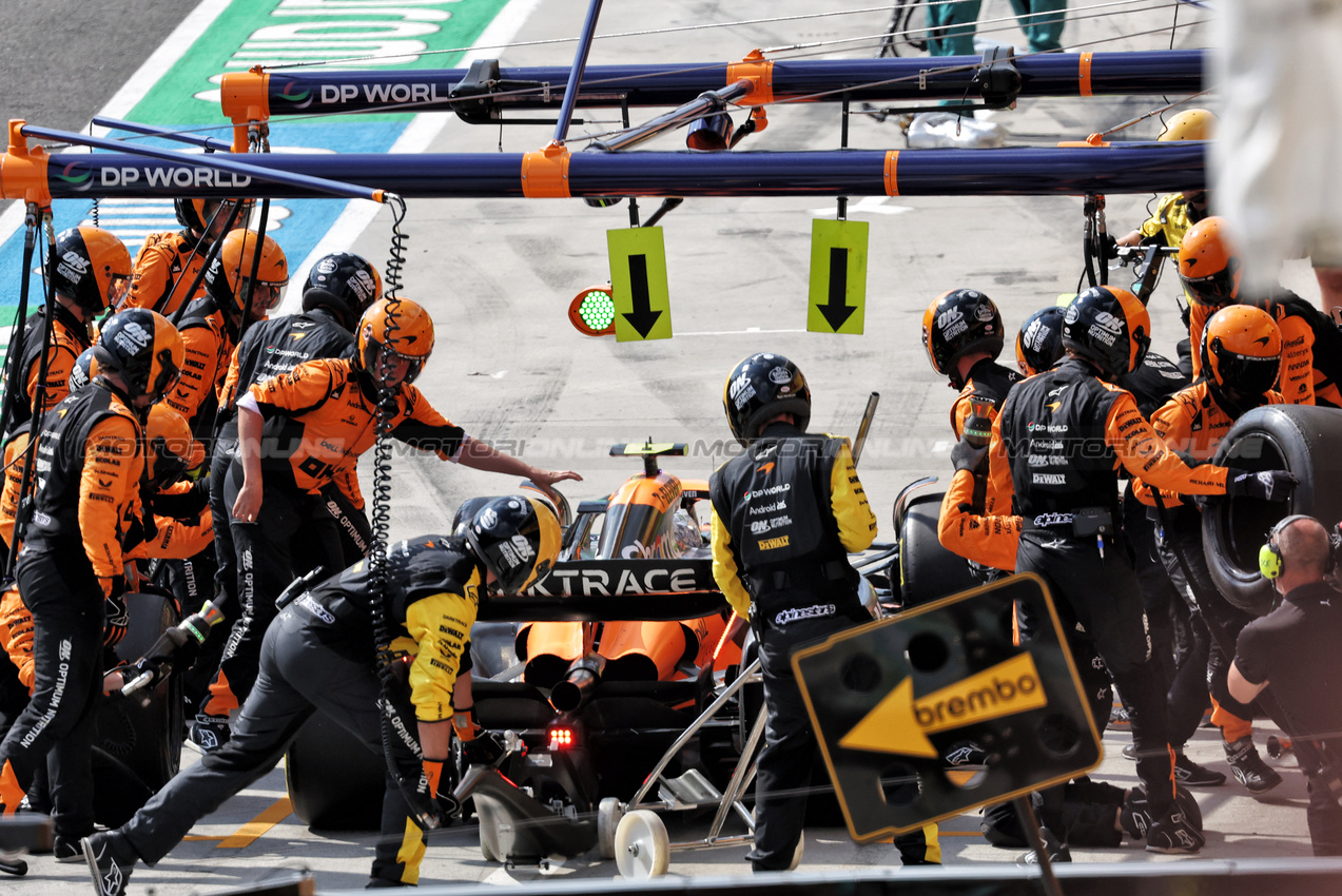 GP UNGHERIA, Lando Norris (GBR) McLaren MCL38 makes a pit stop.

21.07.2024. Formula 1 World Championship, Rd 13, Hungarian Grand Prix, Budapest, Hungary, Gara Day.

- www.xpbimages.com, EMail: requests@xpbimages.com © Copyright: Bearne / XPB Images