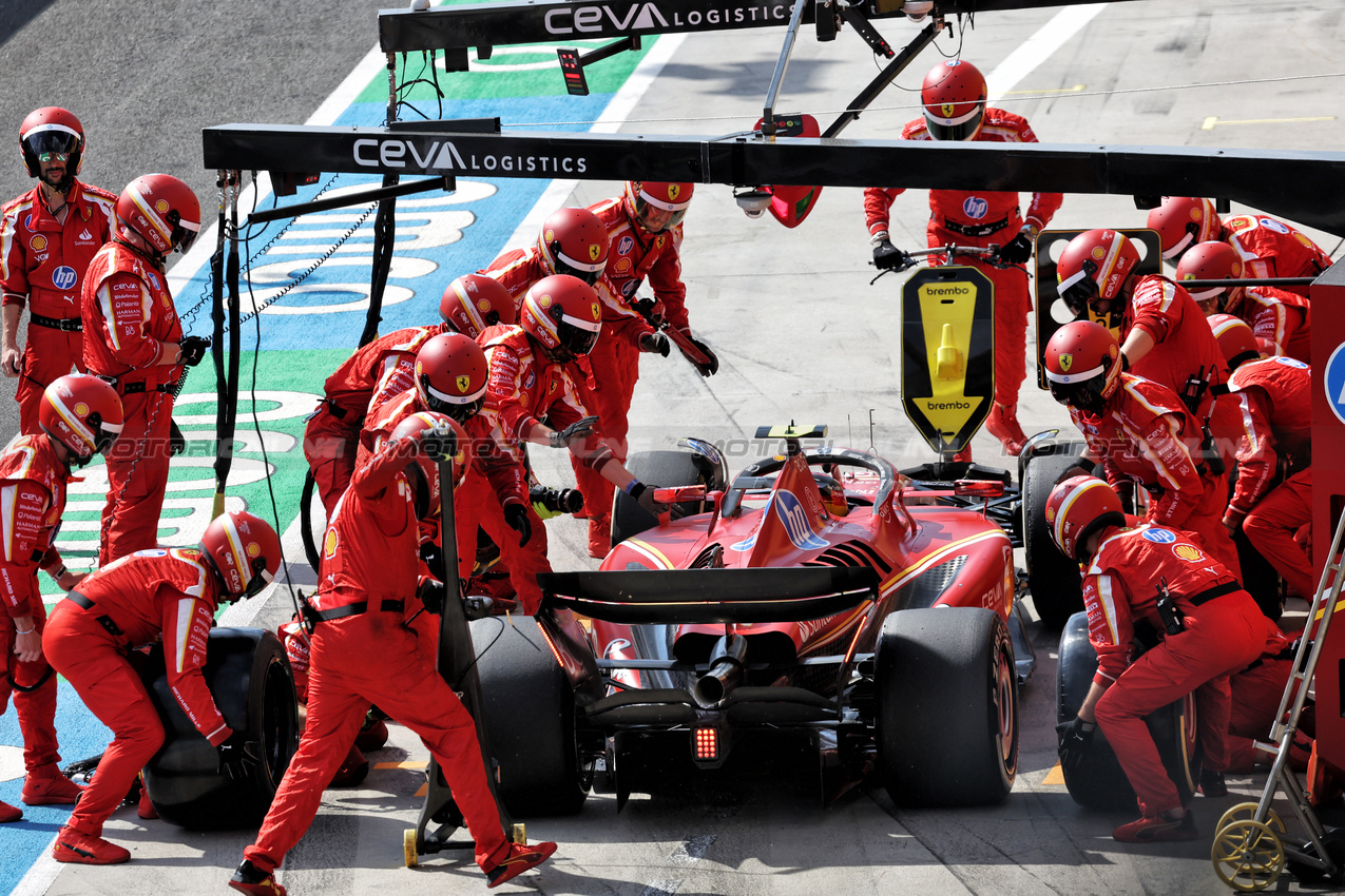 GP UNGHERIA, Carlos Sainz Jr (ESP) Ferrari SF-24 makes a pit stop.

21.07.2024. Formula 1 World Championship, Rd 13, Hungarian Grand Prix, Budapest, Hungary, Gara Day.

- www.xpbimages.com, EMail: requests@xpbimages.com © Copyright: Bearne / XPB Images