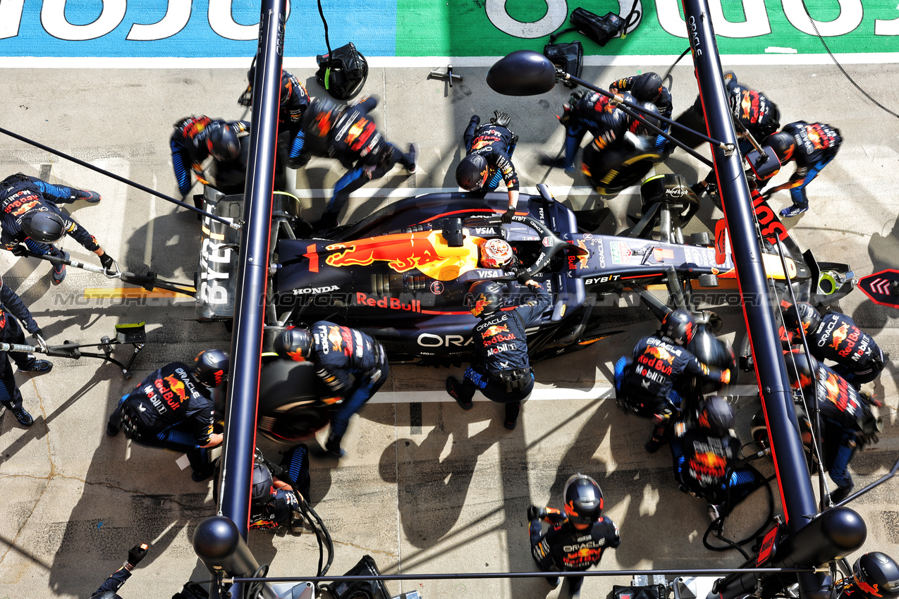 GP UNGHERIA, Max Verstappen (NLD) Red Bull Racing RB20 makes a pit stop.

21.07.2024. Formula 1 World Championship, Rd 13, Hungarian Grand Prix, Budapest, Hungary, Gara Day.

- www.xpbimages.com, EMail: requests@xpbimages.com © Copyright: Bearne / XPB Images