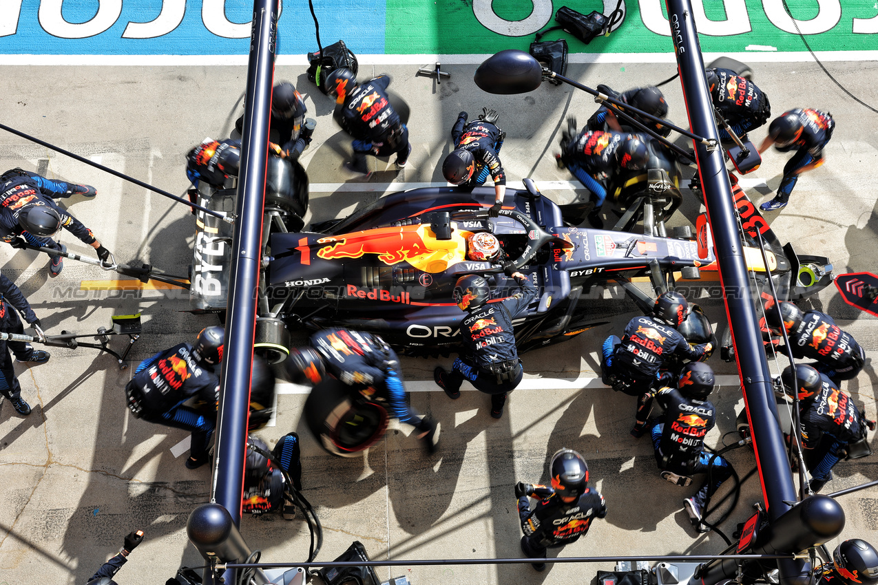 GP UNGHERIA, Max Verstappen (NLD) Red Bull Racing RB20 makes a pit stop.

21.07.2024. Formula 1 World Championship, Rd 13, Hungarian Grand Prix, Budapest, Hungary, Gara Day.

- www.xpbimages.com, EMail: requests@xpbimages.com © Copyright: Bearne / XPB Images