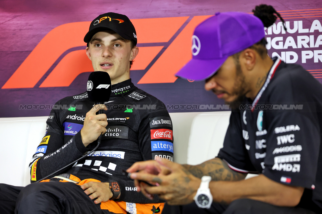 GP UNGHERIA, Oscar Piastri (AUS) McLaren e Lewis Hamilton (GBR) Mercedes AMG F1 in the post race FIA Press Conference.

21.07.2024. Formula 1 World Championship, Rd 13, Hungarian Grand Prix, Budapest, Hungary, Gara Day.

- www.xpbimages.com, EMail: requests@xpbimages.com © Copyright: Bearne / XPB Images