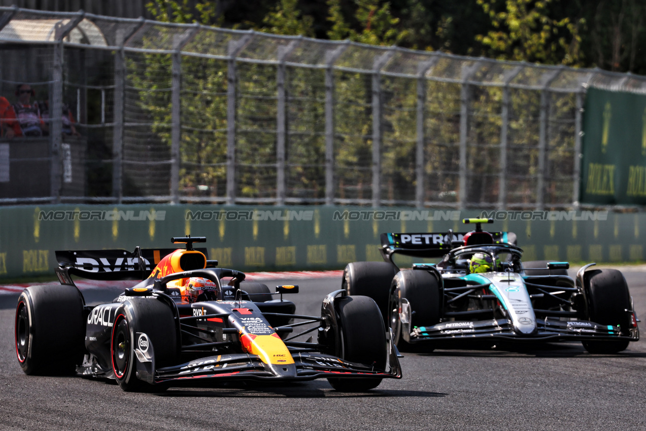 GP UNGHERIA, Max Verstappen (NLD) Red Bull Racing RB20 e Lewis Hamilton (GBR) Mercedes AMG F1 W15 battle for position.

21.07.2024. Formula 1 World Championship, Rd 13, Hungarian Grand Prix, Budapest, Hungary, Gara Day.

 - www.xpbimages.com, EMail: requests@xpbimages.com © Copyright: Coates / XPB Images