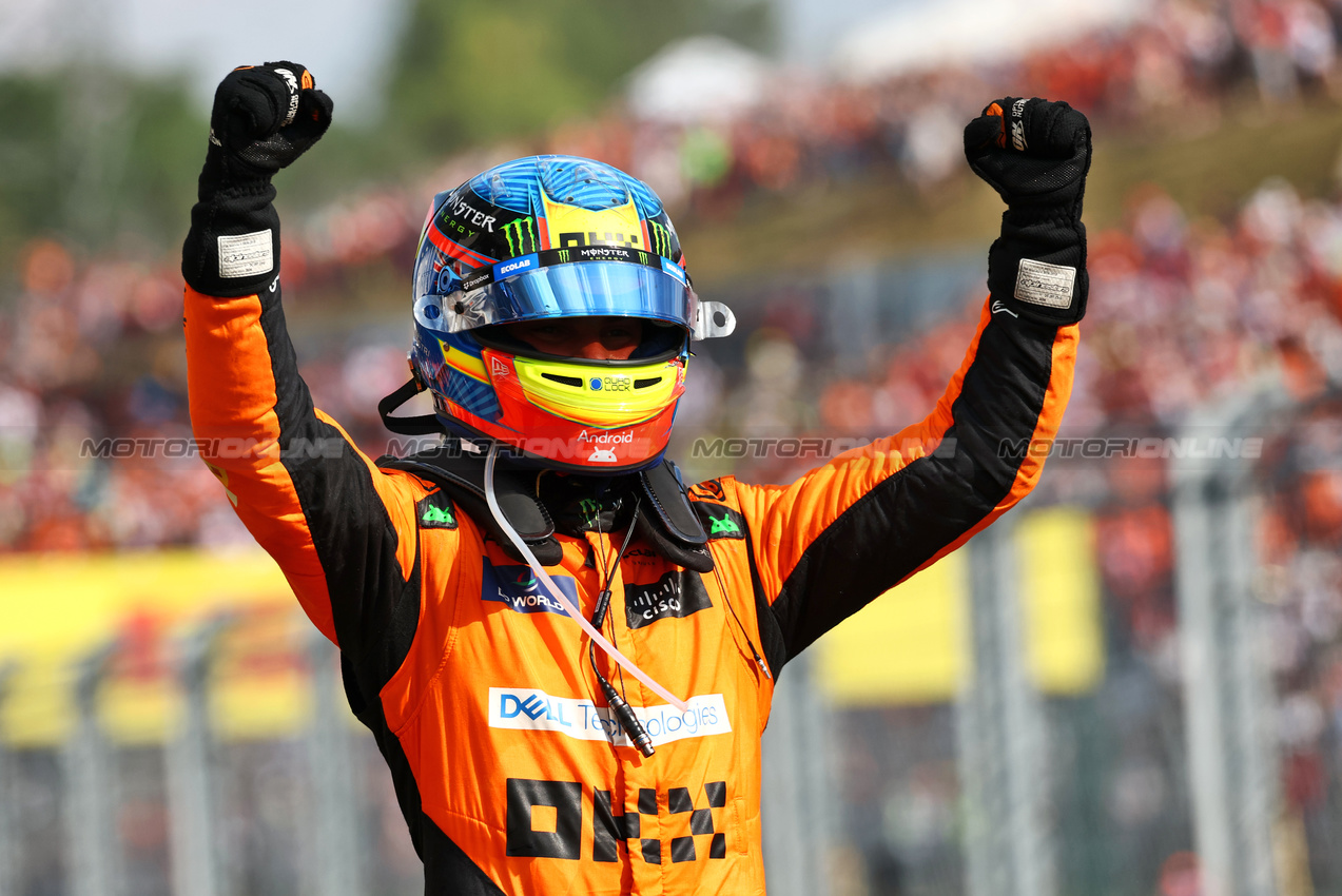 GP UNGHERIA, Gara winner Oscar Piastri (AUS) McLaren celebrates in parc ferme.

21.07.2024. Formula 1 World Championship, Rd 13, Hungarian Grand Prix, Budapest, Hungary, Gara Day.

 - www.xpbimages.com, EMail: requests@xpbimages.com © Copyright: Coates / XPB Images