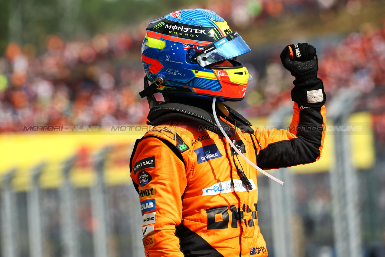 GP UNGHERIA, Gara winner Oscar Piastri (AUS) McLaren celebrates in parc ferme.

21.07.2024. Formula 1 World Championship, Rd 13, Hungarian Grand Prix, Budapest, Hungary, Gara Day.

 - www.xpbimages.com, EMail: requests@xpbimages.com © Copyright: Coates / XPB Images