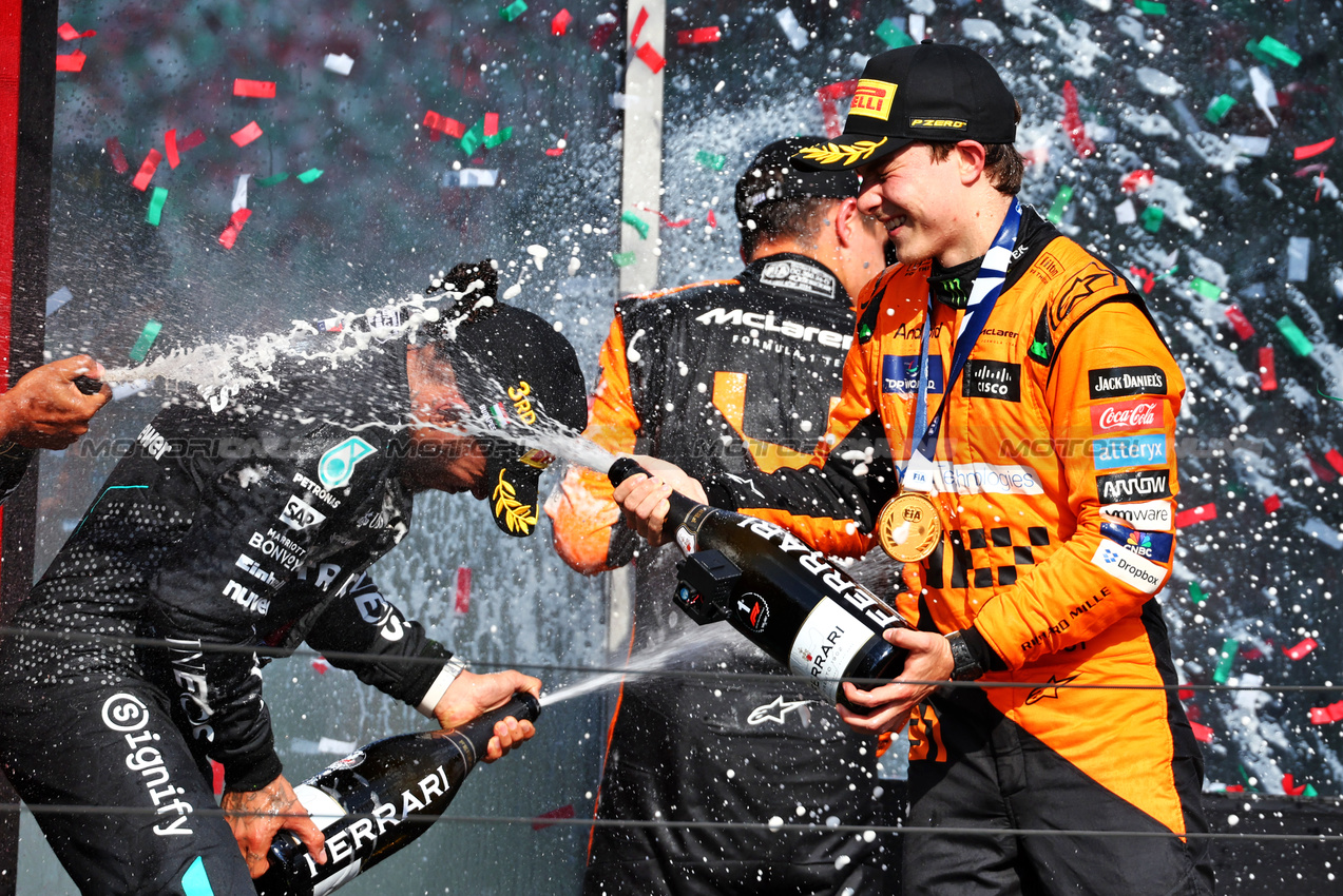 GP UNGHERIA, Gara winner Oscar Piastri (AUS) McLaren celebrates on the podium with team mate Lando Norris (GBR) McLaren; Lewis Hamilton (GBR) Mercedes AMG F1; e Randy Singh (GBR) McLaren Strategy e Sporting Director.

21.07.2024. Formula 1 World Championship, Rd 13, Hungarian Grand Prix, Budapest, Hungary, Gara Day.

 - www.xpbimages.com, EMail: requests@xpbimages.com © Copyright: Coates / XPB Images