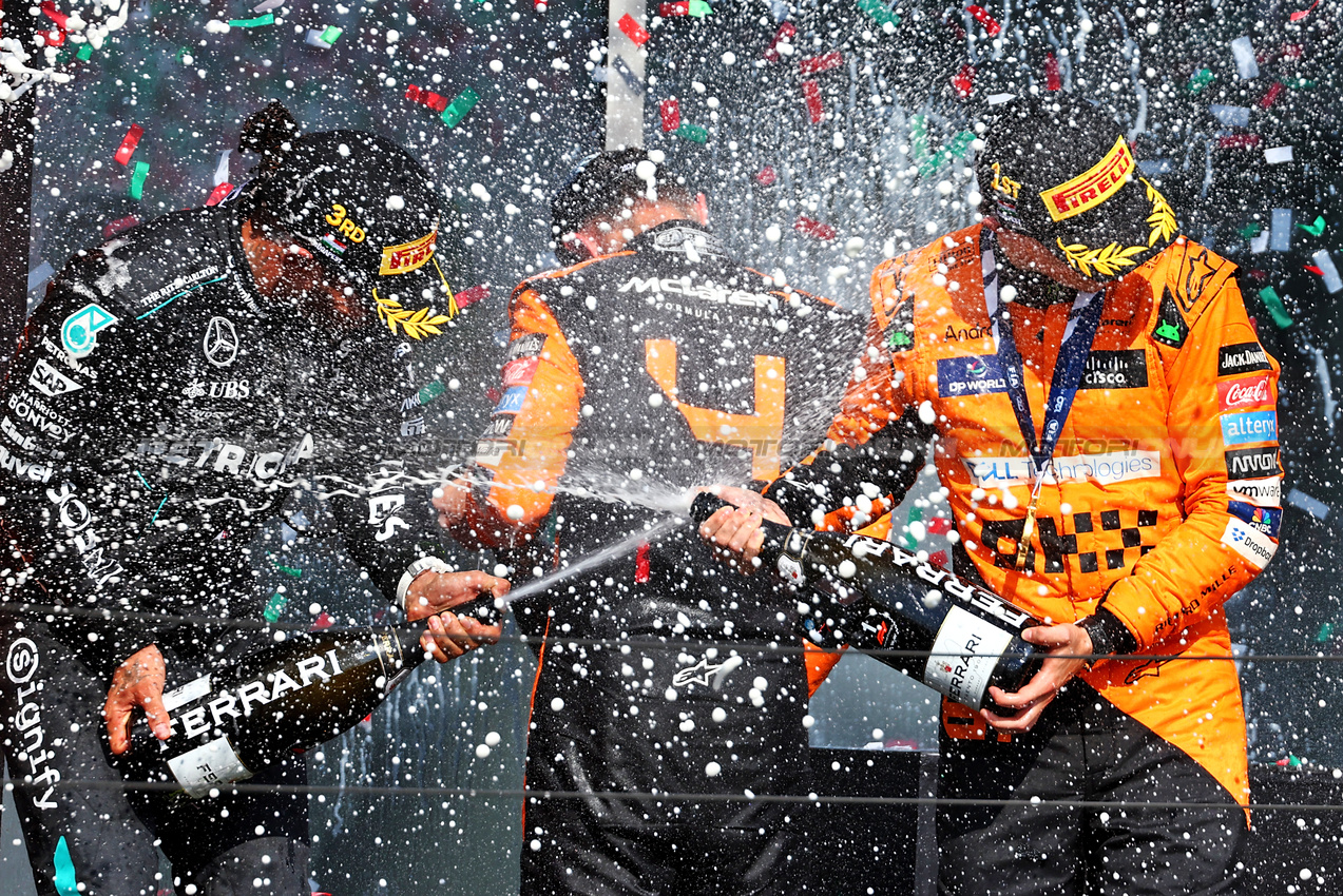 GP UNGHERIA, Gara winner Oscar Piastri (AUS) McLaren celebrates on the podium with team mate Lando Norris (GBR) McLaren; e Lewis Hamilton (GBR) Mercedes AMG F1.

21.07.2024. Formula 1 World Championship, Rd 13, Hungarian Grand Prix, Budapest, Hungary, Gara Day.

 - www.xpbimages.com, EMail: requests@xpbimages.com © Copyright: Coates / XPB Images