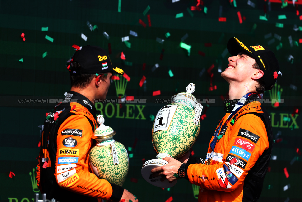 GP UNGHERIA, Gara winner Oscar Piastri (AUS) McLaren celebrates on the podium with second placed team mate Lando Norris (GBR) McLaren.

21.07.2024. Formula 1 World Championship, Rd 13, Hungarian Grand Prix, Budapest, Hungary, Gara Day.

 - www.xpbimages.com, EMail: requests@xpbimages.com © Copyright: Coates / XPB Images