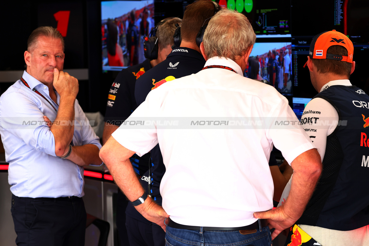 GP UNGHERIA, Jos Verstappen (NLD) with Dr Helmut Marko (AUT) Red Bull Motorsport Consultant e Max Verstappen (NLD) Red Bull Racing.

21.07.2024. Formula 1 World Championship, Rd 13, Hungarian Grand Prix, Budapest, Hungary, Gara Day.

 - www.xpbimages.com, EMail: requests@xpbimages.com © Copyright: Coates / XPB Images