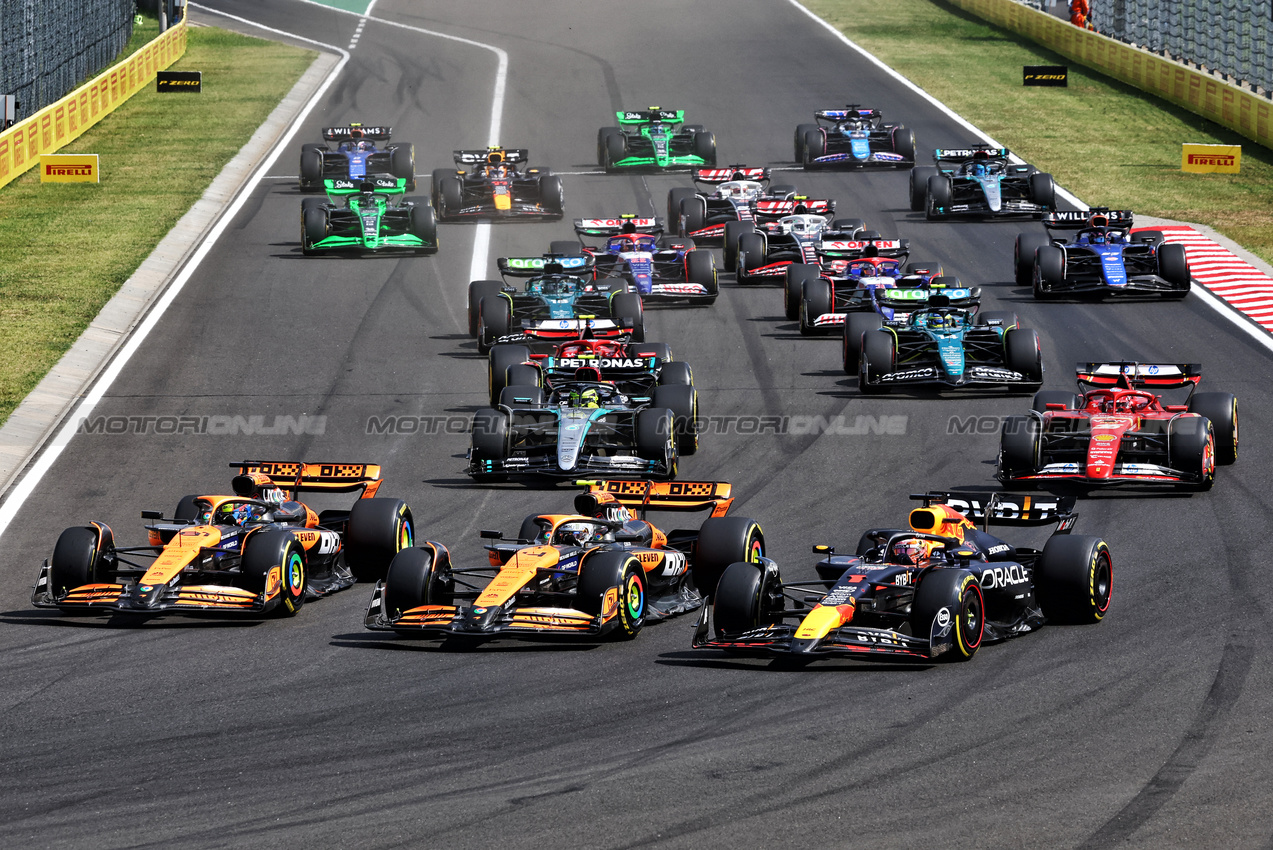 GP UNGHERIA, (L to R): Oscar Piastri (AUS) McLaren MCL38; Lando Norris (GBR) McLaren MCL38; e Max Verstappen (NLD) Red Bull Racing RB20, at the partenza of the race.

21.07.2024. Formula 1 World Championship, Rd 13, Hungarian Grand Prix, Budapest, Hungary, Gara Day.

- www.xpbimages.com, EMail: requests@xpbimages.com © Copyright: Charniaux / XPB Images