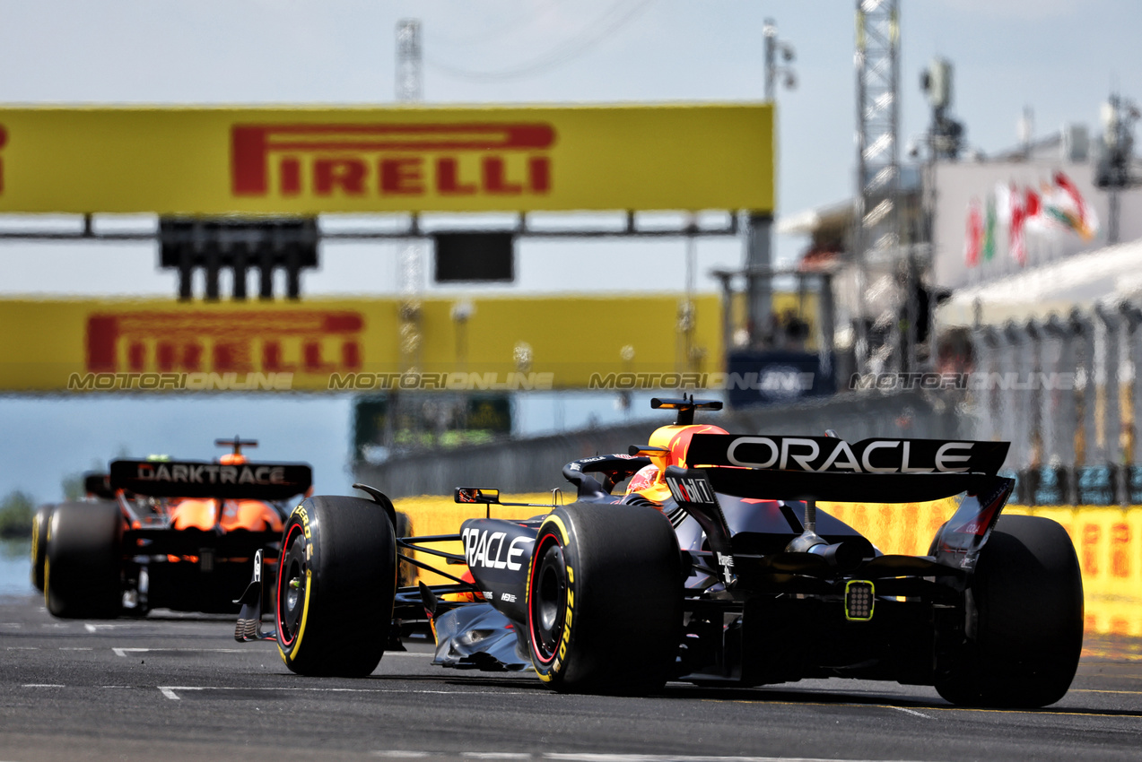 GP UNGHERIA, Max Verstappen (NLD) Red Bull Racing RB20.

21.07.2024. Formula 1 World Championship, Rd 13, Hungarian Grand Prix, Budapest, Hungary, Gara Day.

 - www.xpbimages.com, EMail: requests@xpbimages.com © Copyright: Coates / XPB Images