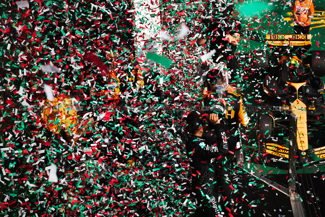 GP UNGHERIA, Gara winner Oscar Piastri (AUS) McLaren celebrates on the podium wio second placed team mate Lando Norris (GBR) McLaren; Randy Singh (GBR) McLaren Strategy e Sporting Director; e Lewis Hamilton (GBR) Mercedes AMG F1.

21.07.2024. Formula 1 World Championship, Rd 13, Hungarian Grand Prix, Budapest, Hungary, Gara Day.

- www.xpbimages.com, EMail: requests@xpbimages.com © Copyright: Bearne / XPB Images
