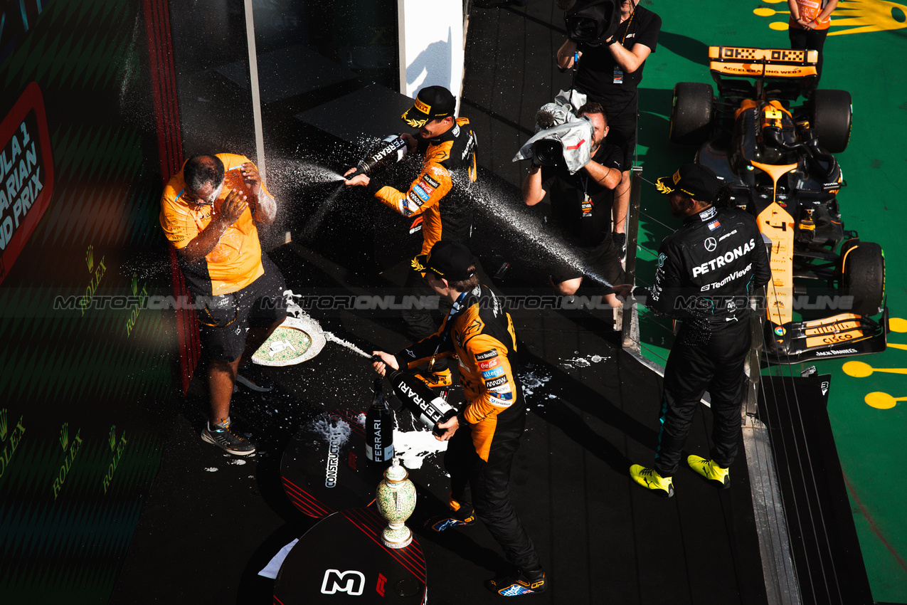 GP UNGHERIA, Gara winner Oscar Piastri (AUS) McLaren celebrates on the podium wio second placed team mate Lando Norris (GBR) McLaren; Randy Singh (GBR) McLaren Strategy e Sporting Director; e Lewis Hamilton (GBR) Mercedes AMG F1.

21.07.2024. Formula 1 World Championship, Rd 13, Hungarian Grand Prix, Budapest, Hungary, Gara Day.

- www.xpbimages.com, EMail: requests@xpbimages.com © Copyright: Bearne / XPB Images