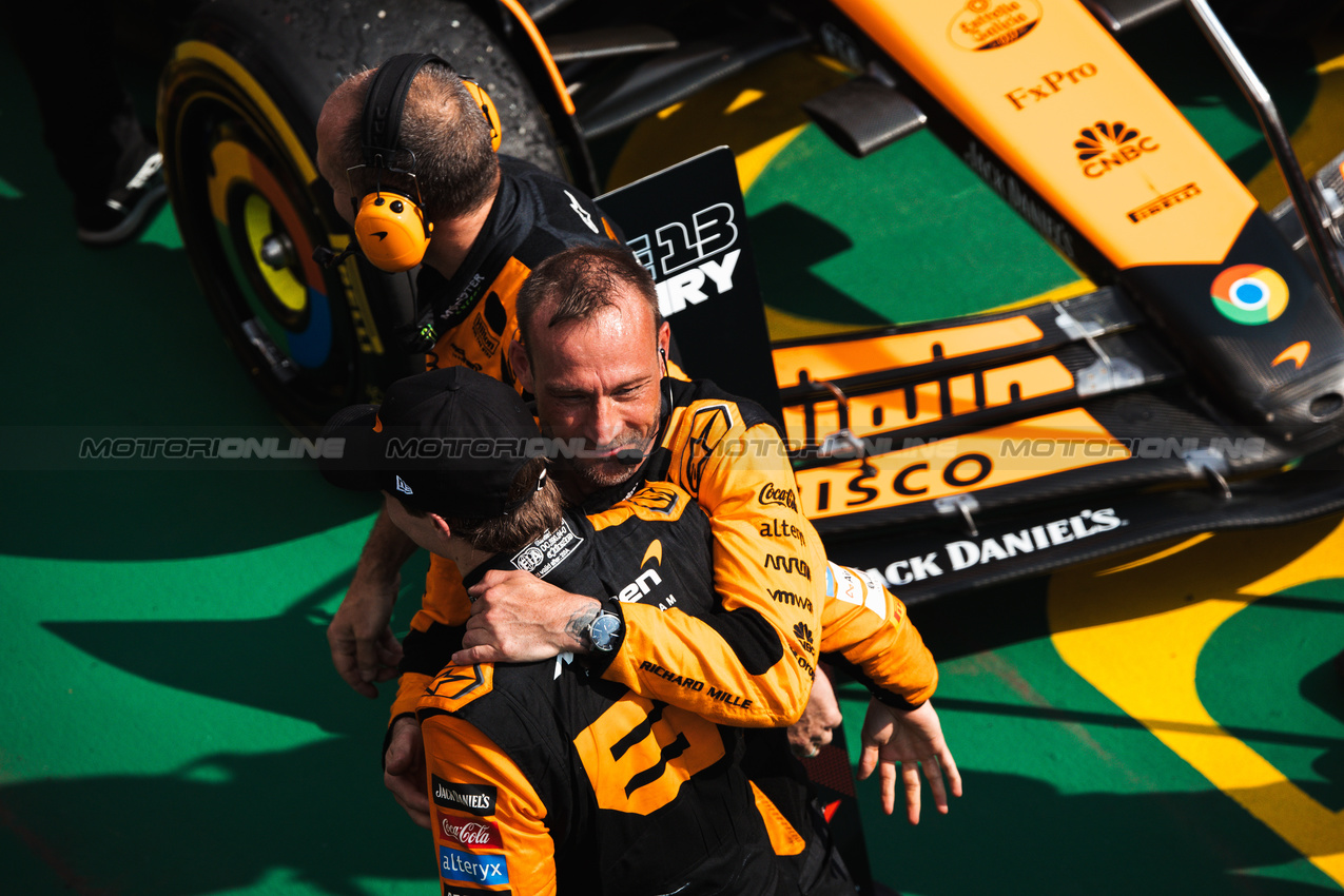 GP UNGHERIA, Gara winner Oscar Piastri (AUS) McLaren celebrates with the team in parc ferme.

21.07.2024. Formula 1 World Championship, Rd 13, Hungarian Grand Prix, Budapest, Hungary, Gara Day.

- www.xpbimages.com, EMail: requests@xpbimages.com © Copyright: Bearne / XPB Images