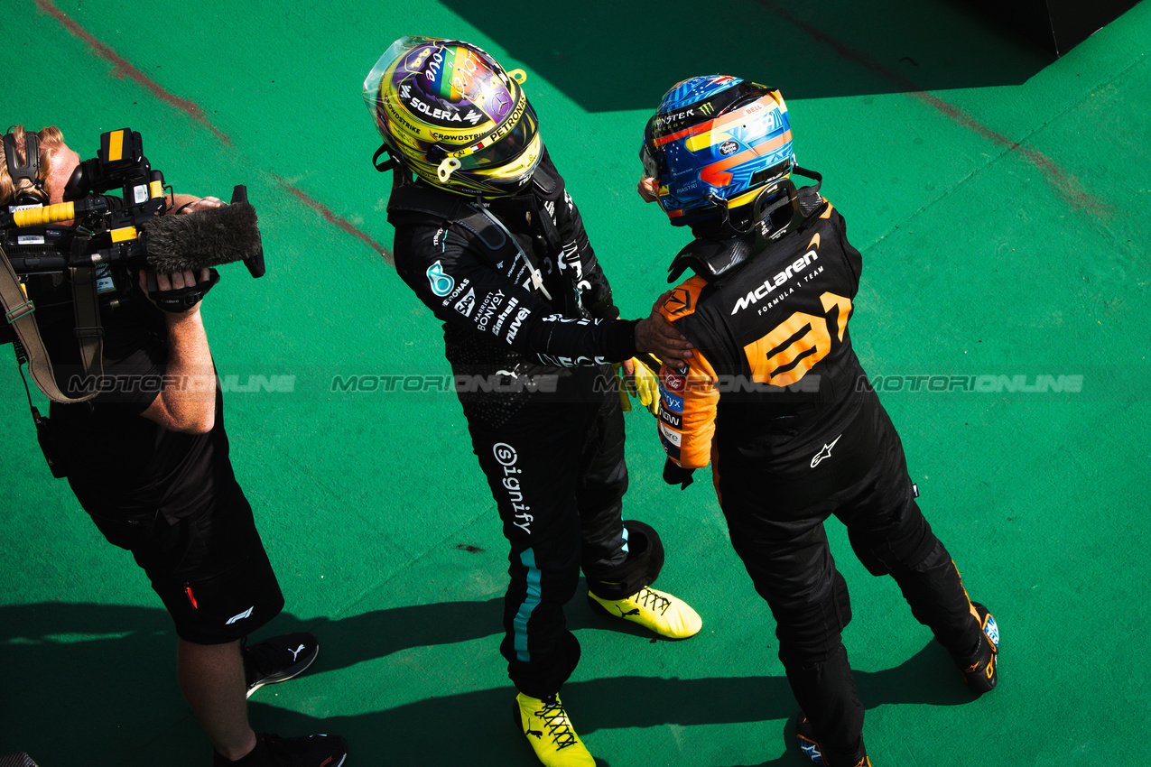 GP UNGHERIA, (L to R): Third placed Lewis Hamilton (GBR) Mercedes AMG F1 congratulates vincitore Oscar Piastri (AUS) McLaren in parc ferme.

21.07.2024. Formula 1 World Championship, Rd 13, Hungarian Grand Prix, Budapest, Hungary, Gara Day.

- www.xpbimages.com, EMail: requests@xpbimages.com © Copyright: Bearne / XPB Images