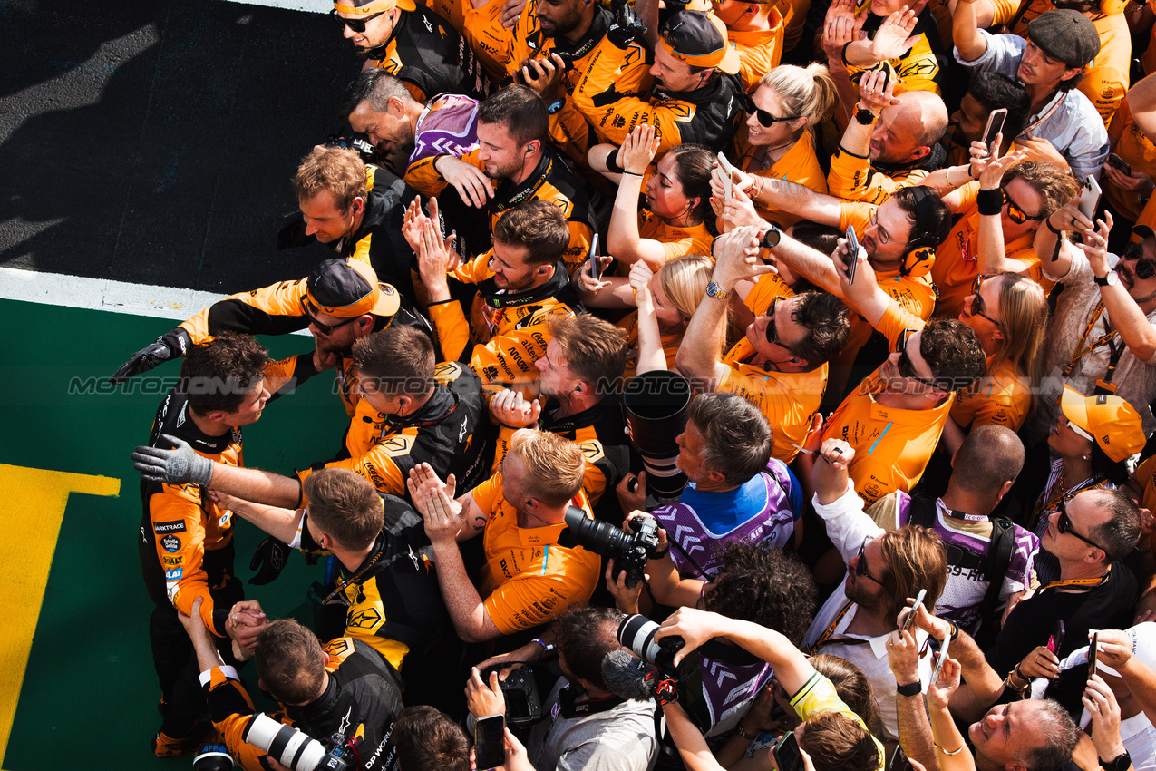 GP UNGHERIA, Lando Norris (GBR) McLaren celebrates his second position with the team in parc ferme.

21.07.2024. Formula 1 World Championship, Rd 13, Hungarian Grand Prix, Budapest, Hungary, Gara Day.

- www.xpbimages.com, EMail: requests@xpbimages.com © Copyright: Bearne / XPB Images