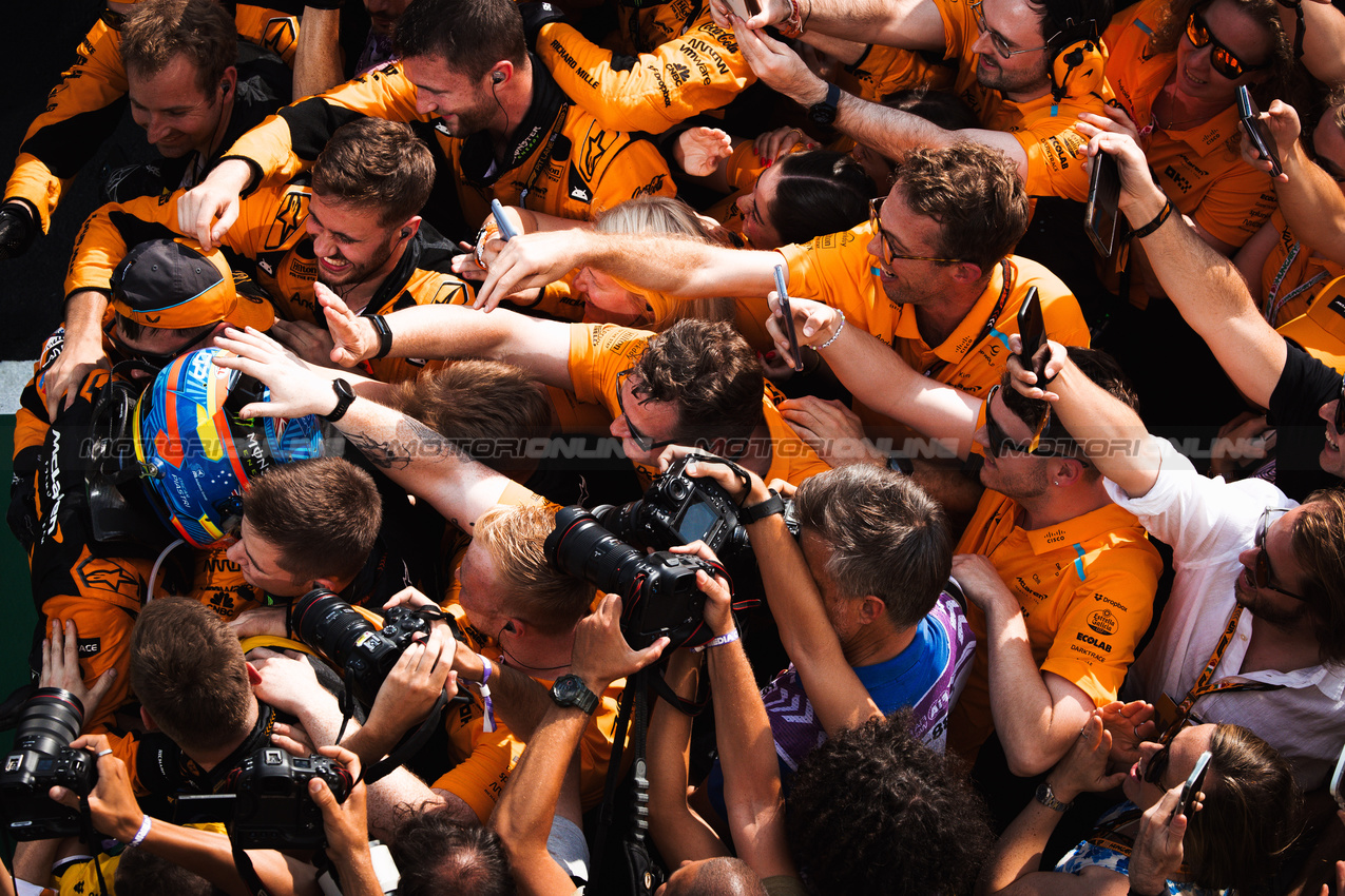 GP UNGHERIA, Gara winner Oscar Piastri (AUS) McLaren celebrates with the team in parc ferme.

21.07.2024. Formula 1 World Championship, Rd 13, Hungarian Grand Prix, Budapest, Hungary, Gara Day.

- www.xpbimages.com, EMail: requests@xpbimages.com © Copyright: Bearne / XPB Images