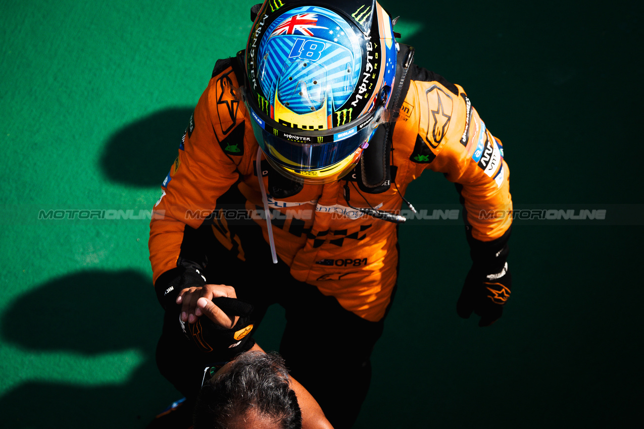 GP UNGHERIA, Gara winner Oscar Piastri (AUS) McLaren celebrates with the team in parc ferme.

21.07.2024. Formula 1 World Championship, Rd 13, Hungarian Grand Prix, Budapest, Hungary, Gara Day.

- www.xpbimages.com, EMail: requests@xpbimages.com © Copyright: Bearne / XPB Images