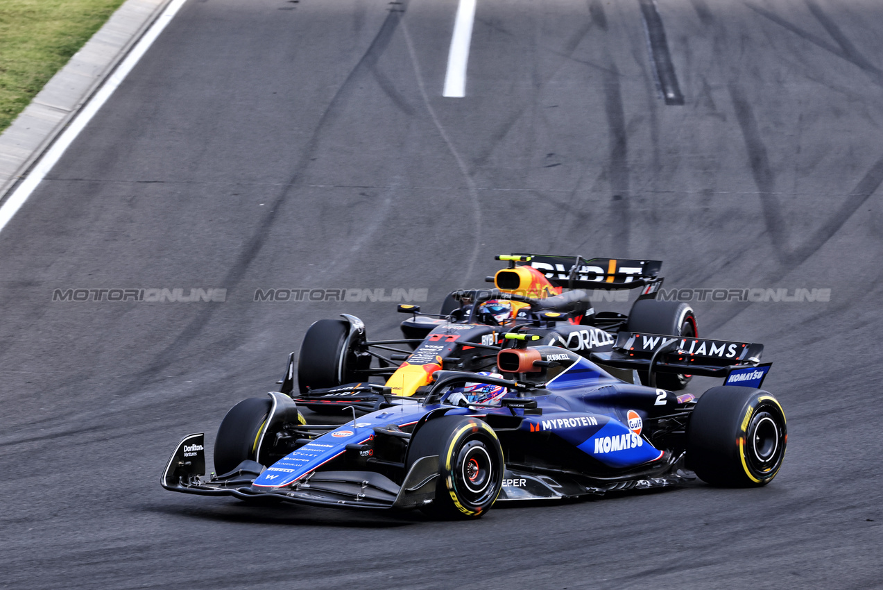 GP UNGHERIA, Logan Sargeant (USA) Williams Racing FW46 e Sergio Perez (MEX) Red Bull Racing RB20 battle for position.

21.07.2024. Formula 1 World Championship, Rd 13, Hungarian Grand Prix, Budapest, Hungary, Gara Day.

- www.xpbimages.com, EMail: requests@xpbimages.com © Copyright: Charniaux / XPB Images