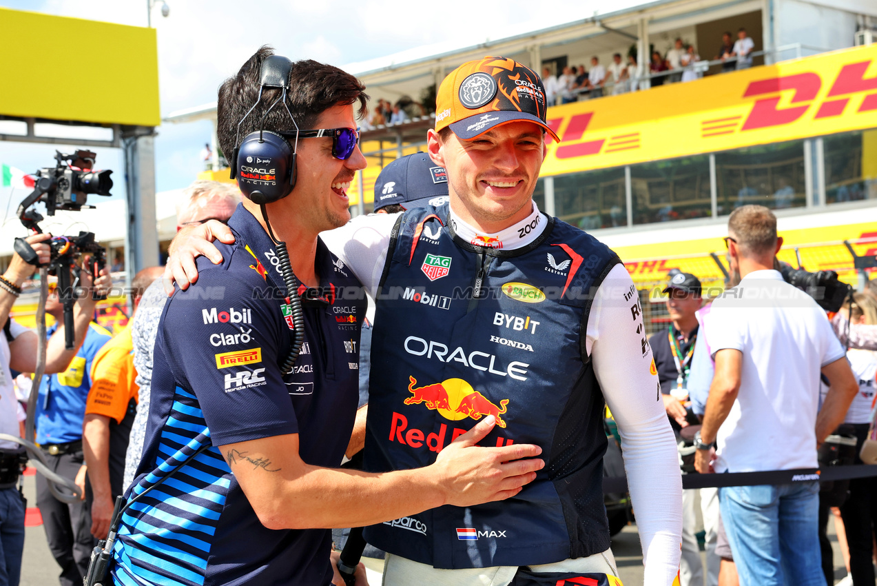 GP UNGHERIA, (L to R): Jo Canales, Red Bull Racing Personal Trainer with Max Verstappen (NLD) Red Bull Racing on the grid.

21.07.2024. Formula 1 World Championship, Rd 13, Hungarian Grand Prix, Budapest, Hungary, Gara Day.

- www.xpbimages.com, EMail: requests@xpbimages.com © Copyright: Batchelor / XPB Images