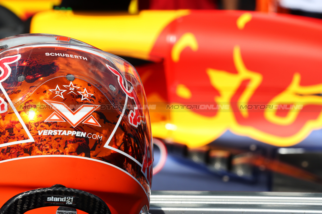 GP UNGHERIA, The helmet of Max Verstappen (NLD) Red Bull Racing RB20 on the grid.

21.07.2024. Formula 1 World Championship, Rd 13, Hungarian Grand Prix, Budapest, Hungary, Gara Day.

- www.xpbimages.com, EMail: requests@xpbimages.com © Copyright: Batchelor / XPB Images