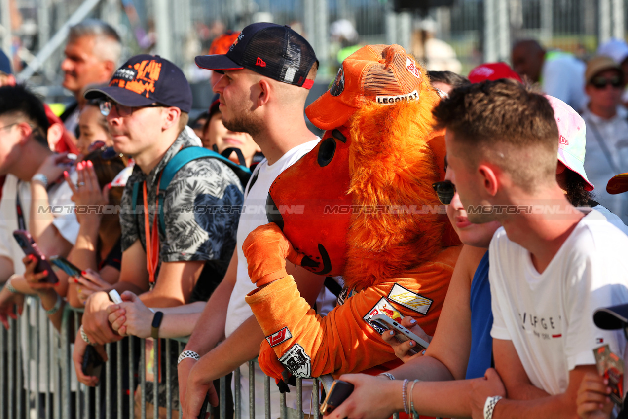 GP UNGHERIA, Circuit Atmosfera - Max Verstappen (NLD) Red Bull Racing fans in the pits.

18.07.2024. Formula 1 World Championship, Rd 13, Hungarian Grand Prix, Budapest, Hungary, Preparation Day.

 - www.xpbimages.com, EMail: requests@xpbimages.com © Copyright: Coates / XPB Images