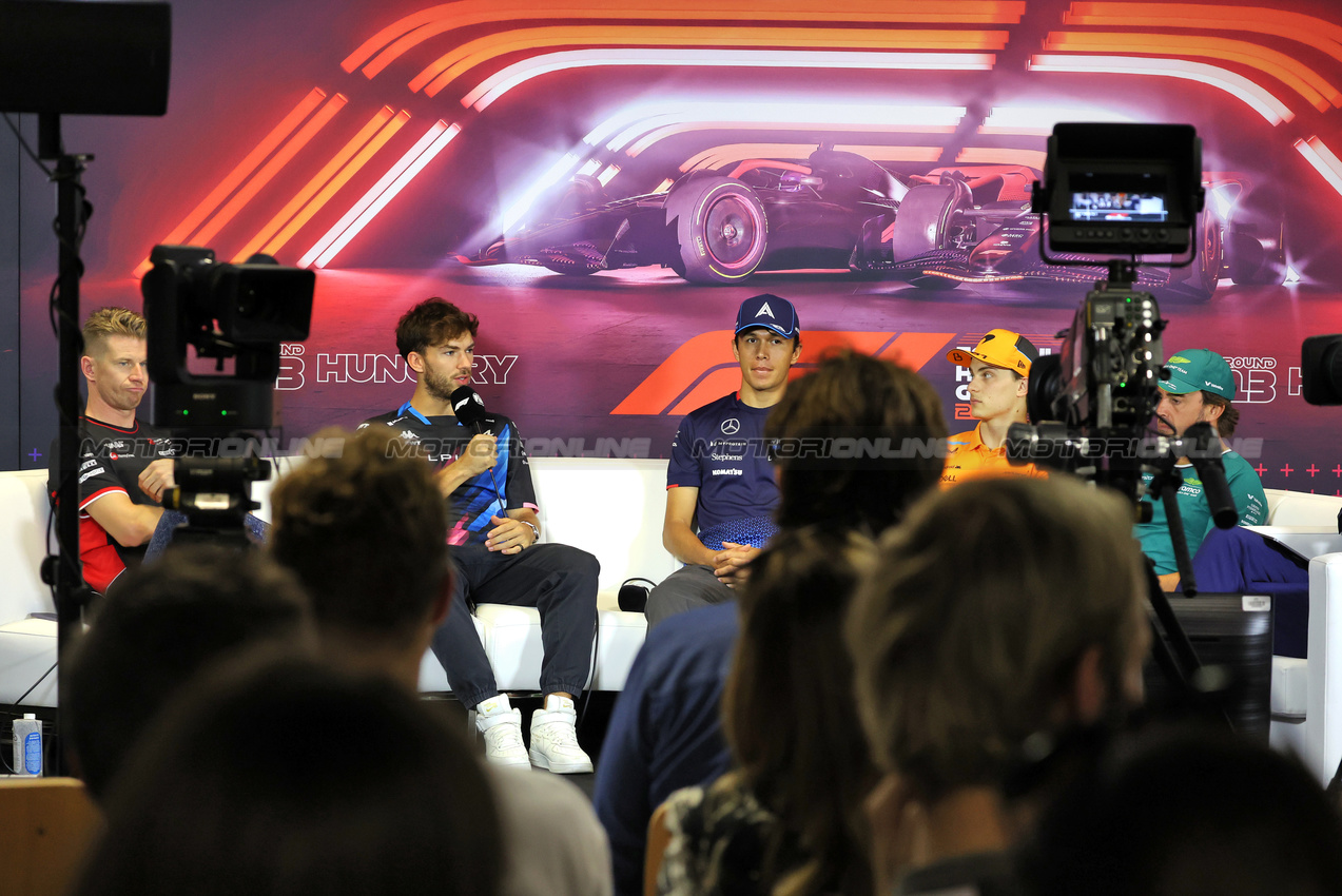 GP UNGHERIA, (L to R): Nico Hulkenberg (GER) Haas F1 Team; Pierre Gasly (FRA) Alpine F1 Team; Alexander Albon (THA) Williams Racing; Oscar Piastri (AUS) McLaren; e Fernando Alonso (ESP) Aston Martin F1 Team, in the FIA Press Conference.

18.07.2024. Formula 1 World Championship, Rd 13, Hungarian Grand Prix, Budapest, Hungary, Preparation Day.

- www.xpbimages.com, EMail: requests@xpbimages.com © Copyright: Bearne / XPB Images