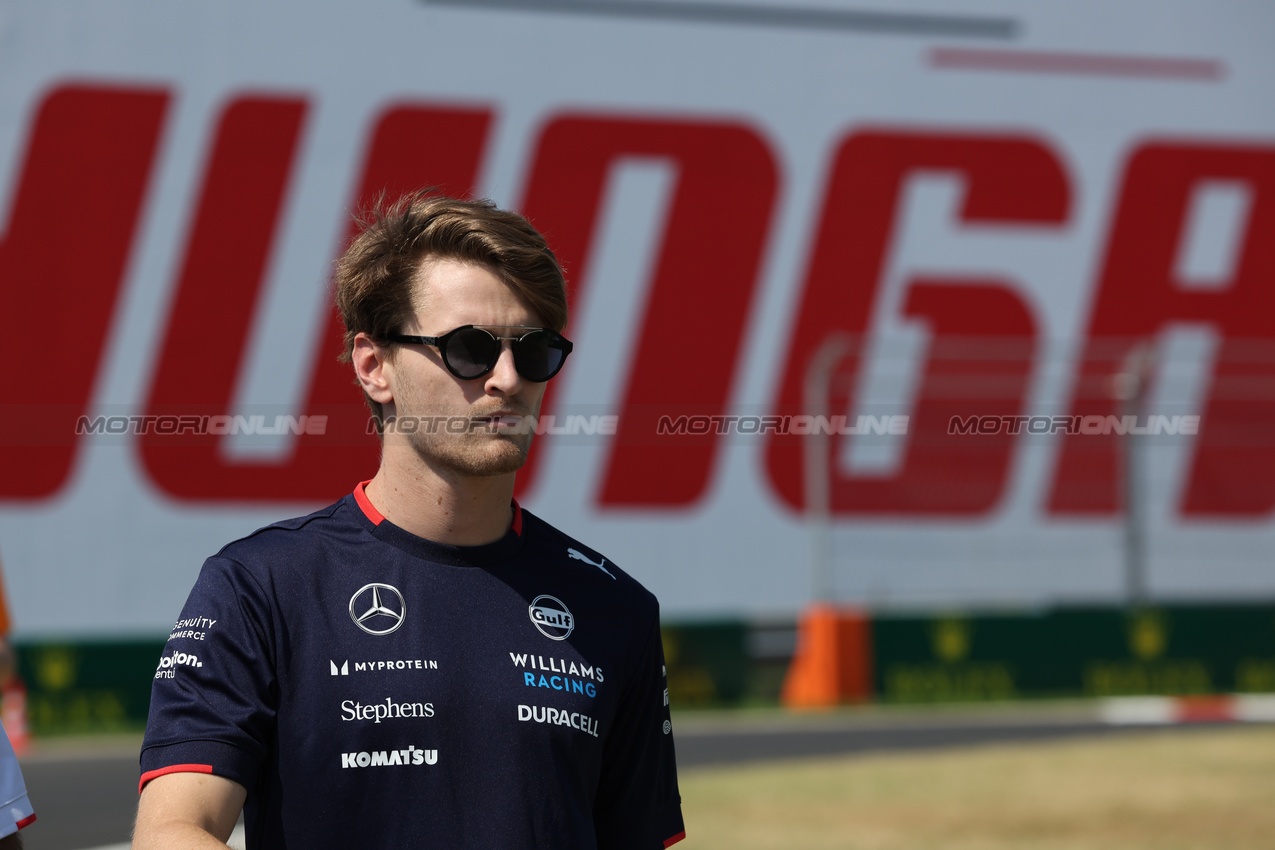 GP UNGHERIA, Logan Sargeant (USA) Williams Racing walks the circuit.

18.07.2024. Formula 1 World Championship, Rd 13, Hungarian Grand Prix, Budapest, Hungary, Preparation Day.

- www.xpbimages.com, EMail: requests@xpbimages.com © Copyright: Bearne / XPB Images