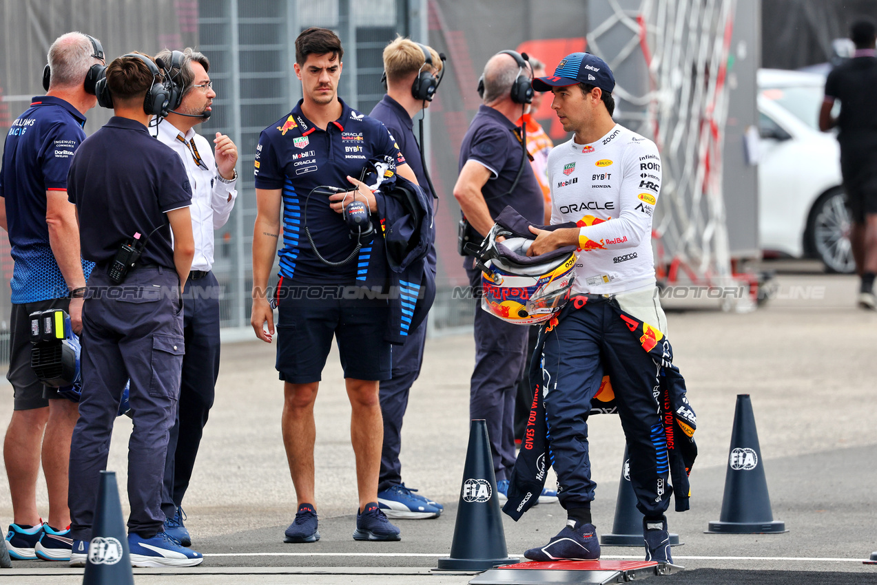 GP UNGHERIA, Sergio Perez (MEX) Red Bull Racing returns to the pits after crashing out in qualifying.

20.07.2024. Formula 1 World Championship, Rd 13, Hungarian Grand Prix, Budapest, Hungary, Qualifiche Day.

- www.xpbimages.com, EMail: requests@xpbimages.com © Copyright: Batchelor / XPB Images
