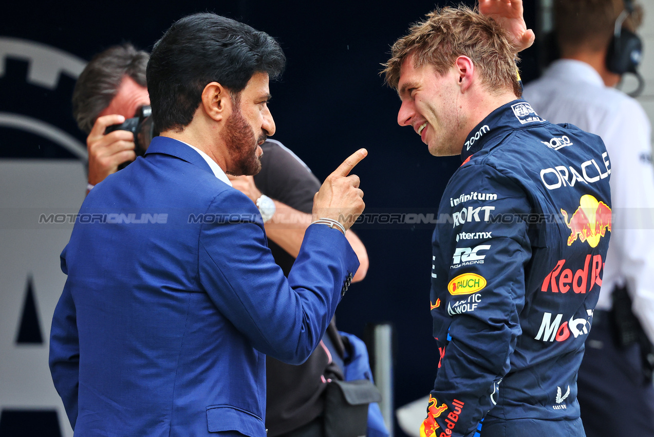 GP UNGHERIA, (L to R): Mohammed Bin Sulayem (UAE) FIA President with Max Verstappen (NLD) Red Bull Racing.

20.07.2024. Formula 1 World Championship, Rd 13, Hungarian Grand Prix, Budapest, Hungary, Qualifiche Day.

- www.xpbimages.com, EMail: requests@xpbimages.com © Copyright: Batchelor / XPB Images