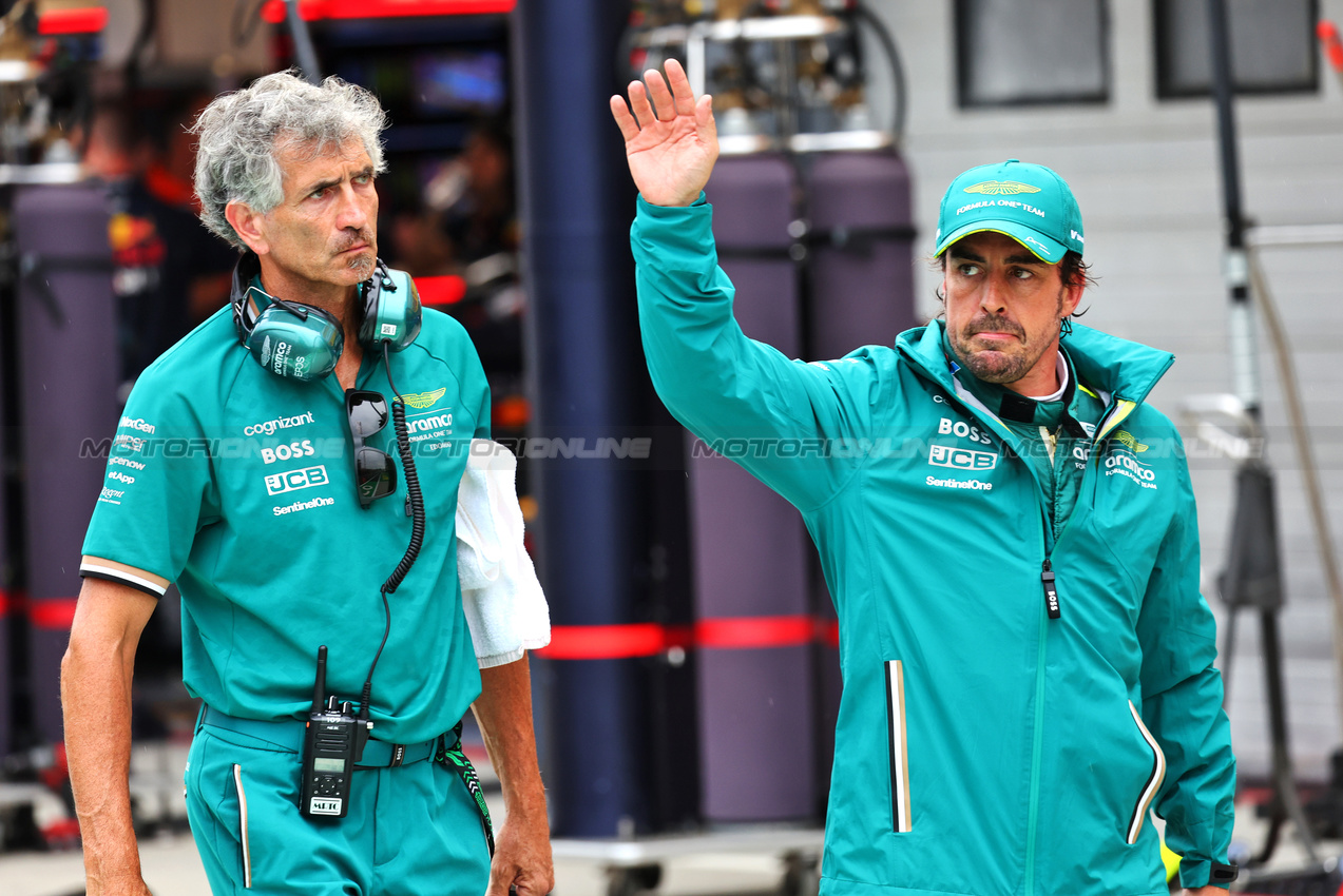 GP UNGHERIA, (L to R): Edoardo Bendinelli (ITA) Aston Martin F1 Team Personal Trainer with Fernando Alonso (ESP) Aston Martin F1 Team.

20.07.2024. Formula 1 World Championship, Rd 13, Hungarian Grand Prix, Budapest, Hungary, Qualifiche Day.

- www.xpbimages.com, EMail: requests@xpbimages.com © Copyright: Batchelor / XPB Images