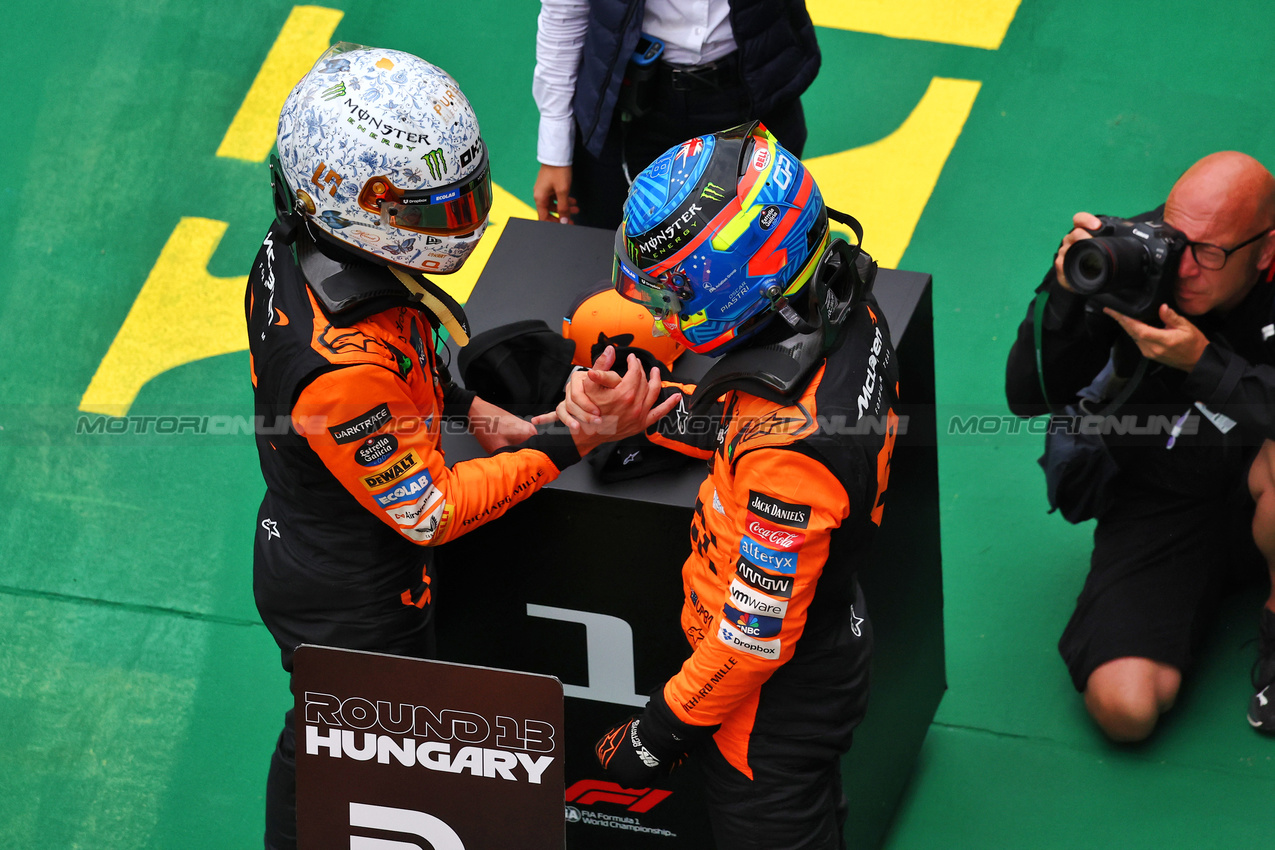 GP UNGHERIA, (L to R): Lando Norris (GBR) McLaren celebrates his pole position in qualifying parc ferme with second placed team mate Oscar Piastri (AUS) McLaren.

20.07.2024. Formula 1 World Championship, Rd 13, Hungarian Grand Prix, Budapest, Hungary, Qualifiche Day.

- www.xpbimages.com, EMail: requests@xpbimages.com © Copyright: Charniaux / XPB Images