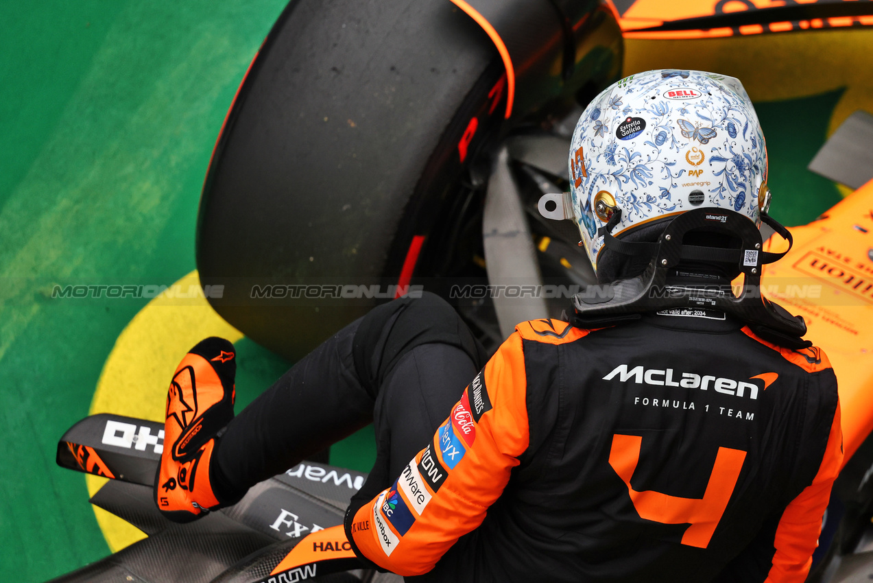 GP UNGHERIA, Pole sitter Lando Norris (GBR) McLaren MCL38 in qualifying parc ferme.

20.07.2024. Formula 1 World Championship, Rd 13, Hungarian Grand Prix, Budapest, Hungary, Qualifiche Day.

- www.xpbimages.com, EMail: requests@xpbimages.com © Copyright: Charniaux / XPB Images