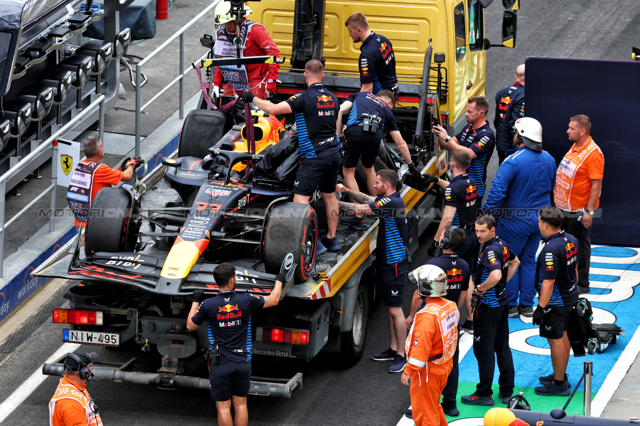 GP UNGHERIA, The Red Bull Racing RB20 of Sergio Perez (MEX) Red Bull Racing is recovered back to the pits on the back of a truck after he crashed in qualifying.

20.07.2024. Formula 1 World Championship, Rd 13, Hungarian Grand Prix, Budapest, Hungary, Qualifiche Day.

 - www.xpbimages.com, EMail: requests@xpbimages.com © Copyright: Coates / XPB Images