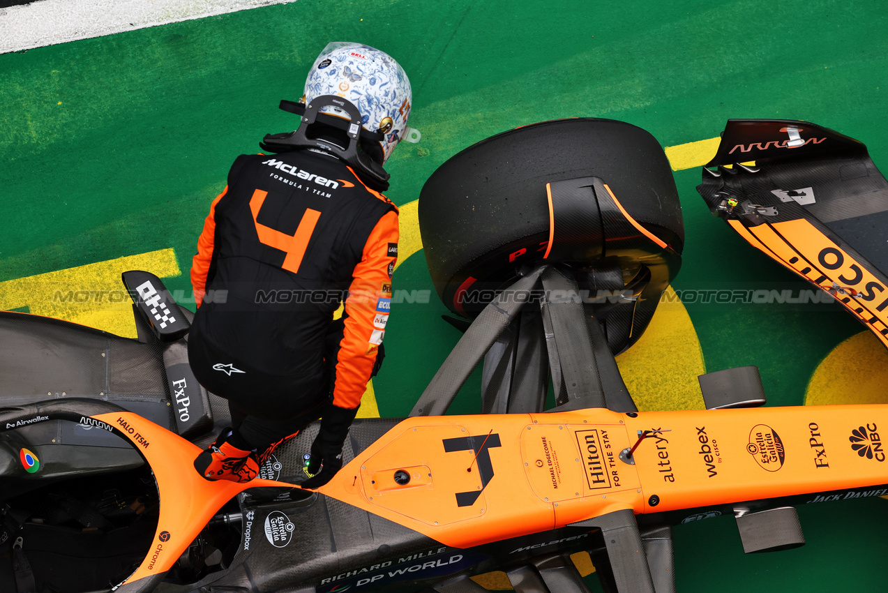 GP UNGHERIA, Pole sitter Lando Norris (GBR) McLaren MCL38 in qualifying parc ferme.

20.07.2024. Formula 1 World Championship, Rd 13, Hungarian Grand Prix, Budapest, Hungary, Qualifiche Day.

 - www.xpbimages.com, EMail: requests@xpbimages.com © Copyright: Coates / XPB Images
