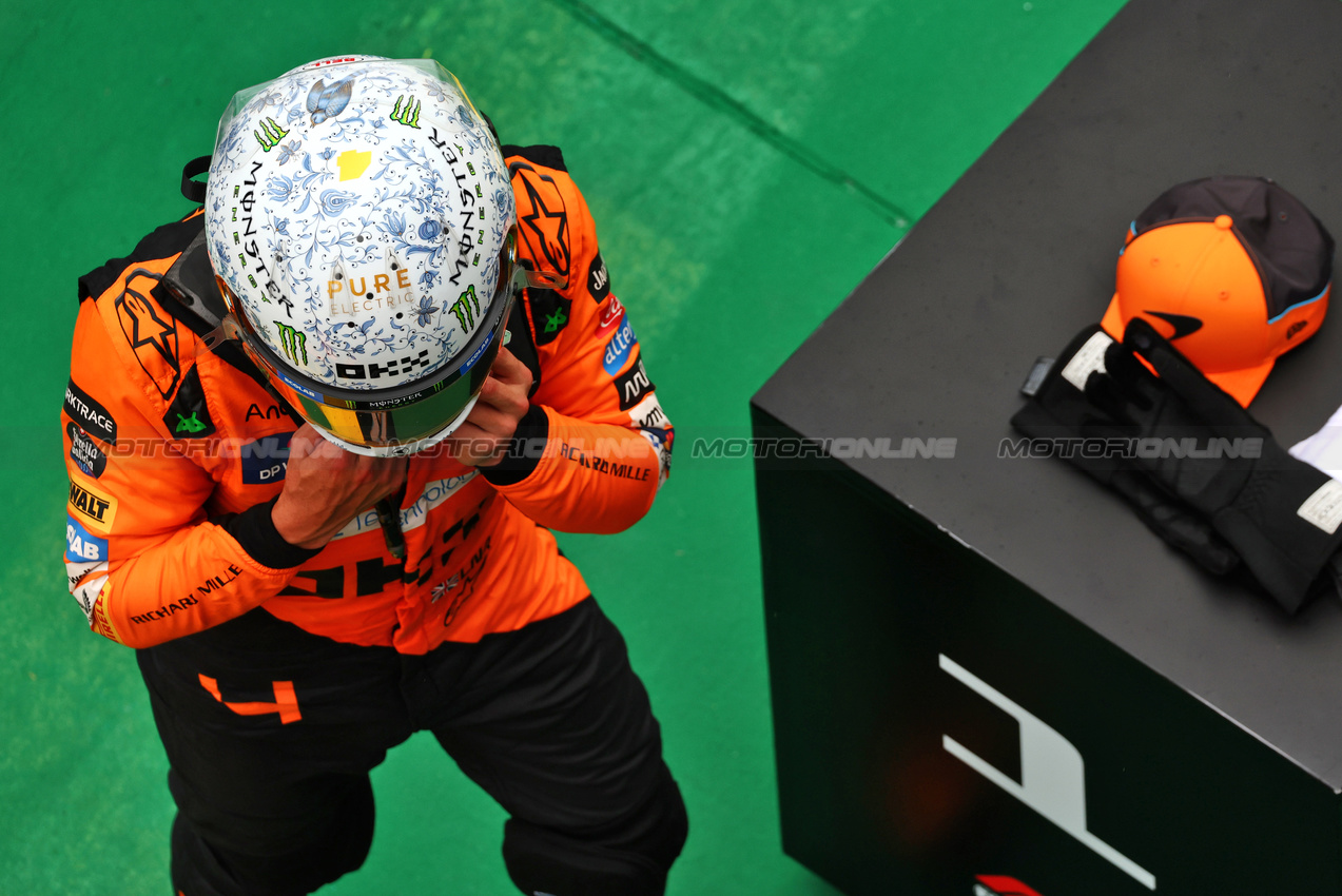 GP UNGHERIA, Pole sitter Lando Norris (GBR) McLaren MCL38 in qualifying parc ferme.

20.07.2024. Formula 1 World Championship, Rd 13, Hungarian Grand Prix, Budapest, Hungary, Qualifiche Day.

 - www.xpbimages.com, EMail: requests@xpbimages.com © Copyright: Coates / XPB Images