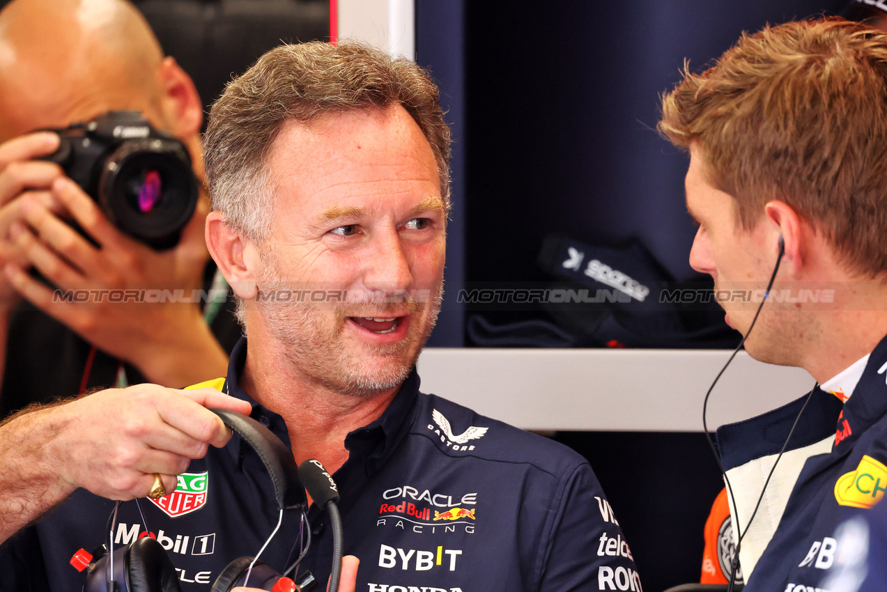GP UNGHERIA, (L to R): Christian Horner (GBR) Red Bull Racing Team Principal with Max Verstappen (NLD) Red Bull Racing.

19.07.2024. Formula 1 World Championship, Rd 13, Hungarian Grand Prix, Budapest, Hungary, Practice Day.

- www.xpbimages.com, EMail: requests@xpbimages.com © Copyright: Batchelor / XPB Images