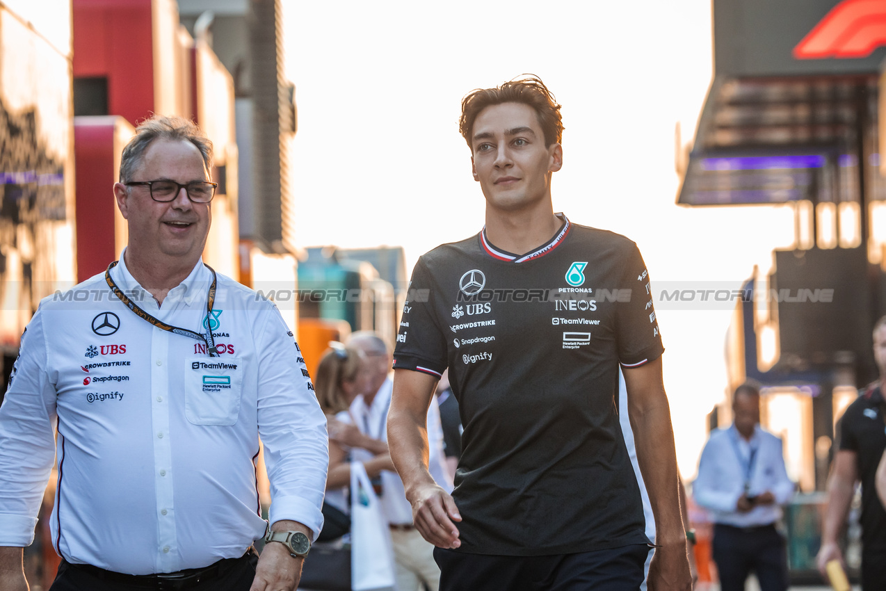 GP UNGHERIA, (L to R): Ron Meadows (GBR) Mercedes AMG F1 Sporting Director with George Russell (GBR) Mercedes AMG F1.

19.07.2024. Formula 1 World Championship, Rd 13, Hungarian Grand Prix, Budapest, Hungary, Practice Day.

- www.xpbimages.com, EMail: requests@xpbimages.com © Copyright: Bearne / XPB Images