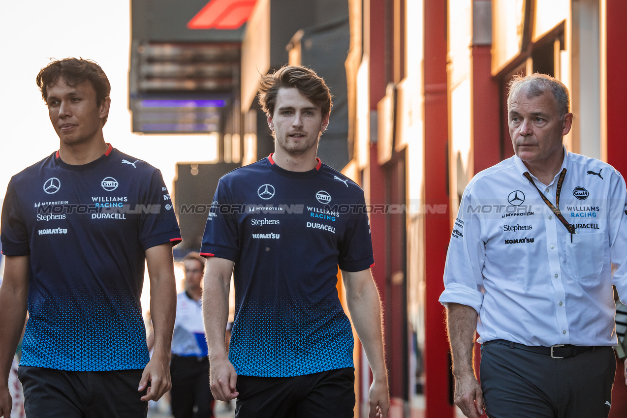 GP UNGHERIA, (L to R): Alexander Albon (THA) Williams Racing with Logan Sargeant (USA) Williams Racing e Dave Redding (GBR) Williams Racing Team Manager.

19.07.2024. Formula 1 World Championship, Rd 13, Hungarian Grand Prix, Budapest, Hungary, Practice Day.

- www.xpbimages.com, EMail: requests@xpbimages.com © Copyright: Bearne / XPB Images