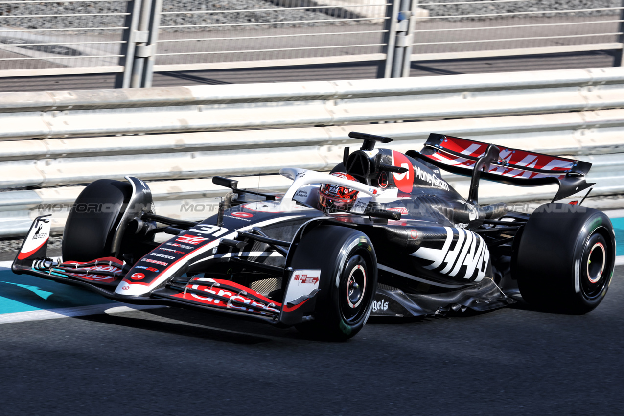 TEST ABU DHABI, Esteban Ocon (FRA) Haas VF-24.

10.12.2024. Formula 1 Testing, Yas Marina Circuit, Abu Dhabi, Tuesday.

- www.xpbimages.com, EMail: requests@xpbimages.com © Copyright: Bearne / XPB Images