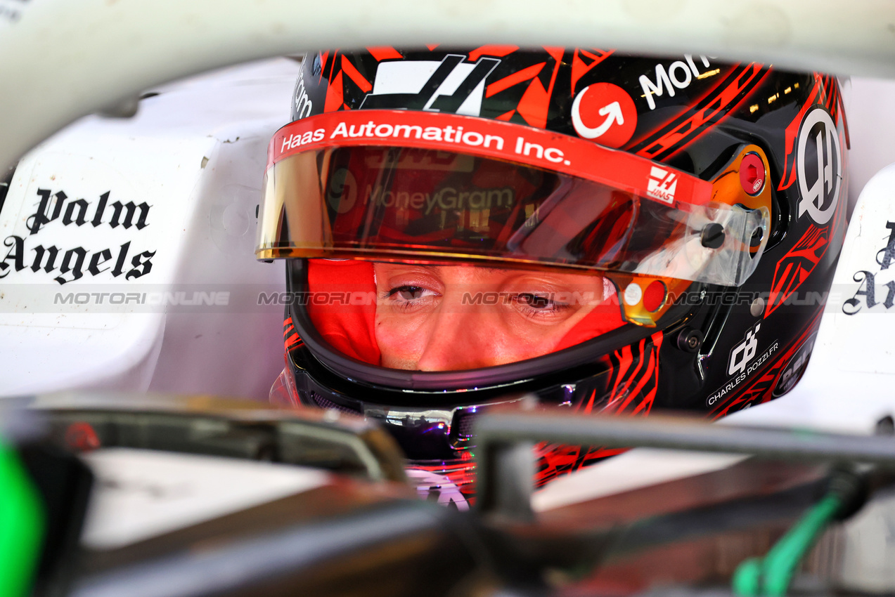 TEST ABU DHABI, Esteban Ocon (FRA) Haas VF-24.

10.12.2024. Formula 1 Testing, Yas Marina Circuit, Abu Dhabi, Tuesday.

- www.xpbimages.com, EMail: requests@xpbimages.com © Copyright: Batchelor / XPB Images