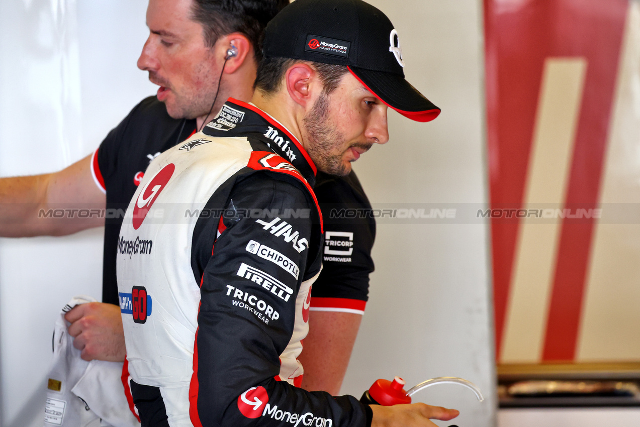 TEST ABU DHABI, Esteban Ocon (FRA) Haas F1 Team.

10.12.2024. Formula 1 Testing, Yas Marina Circuit, Abu Dhabi, Tuesday.

- www.xpbimages.com, EMail: requests@xpbimages.com © Copyright: Batchelor / XPB Images