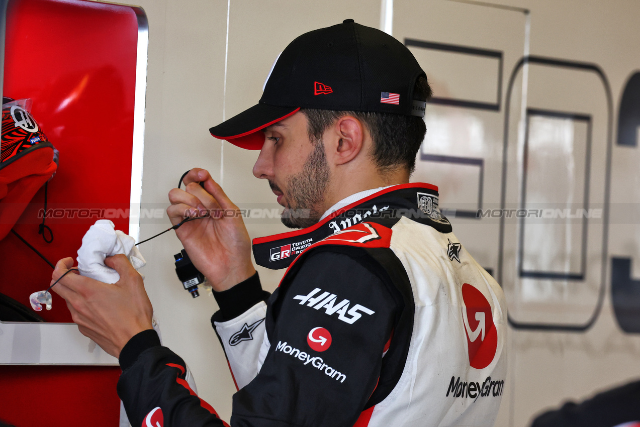 TEST ABU DHABI, Esteban Ocon (FRA) Haas F1 Team.

10.12.2024. Formula 1 Testing, Yas Marina Circuit, Abu Dhabi, Tuesday.

- www.xpbimages.com, EMail: requests@xpbimages.com © Copyright: Moy / XPB Images