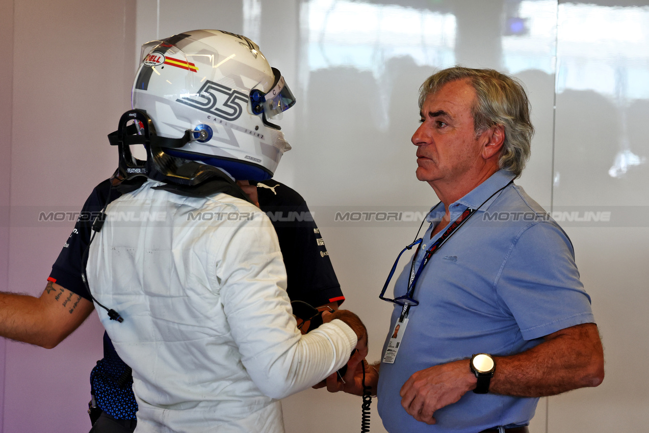 TEST ABU DHABI, (L to R): Carlos Sainz Jr (ESP) Williams Racing with his father Carlos Sainz (ESP).

10.12.2024. Formula 1 Testing, Yas Marina Circuit, Abu Dhabi, Tuesday.

- www.xpbimages.com, EMail: requests@xpbimages.com © Copyright: Moy / XPB Images