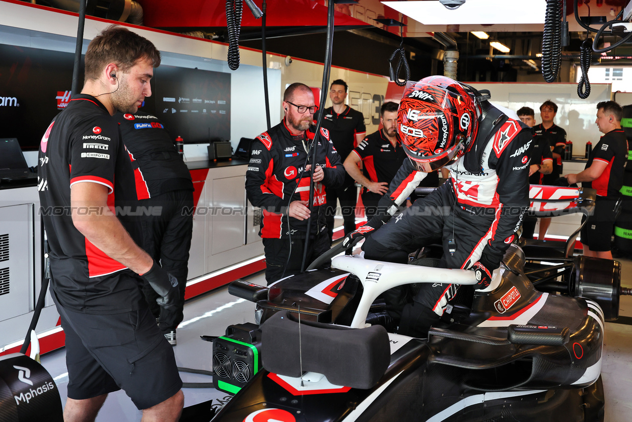 TEST ABU DHABI, Esteban Ocon (FRA) Haas VF-24.

10.12.2024. Formula 1 Testing, Yas Marina Circuit, Abu Dhabi, Tuesday.

- www.xpbimages.com, EMail: requests@xpbimages.com © Copyright: Moy / XPB Images